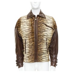 GIANNI VERSACE 1992 Giacca bomber vintage in pelle con fibbia bondage in stile S&M, taglia IT48 M