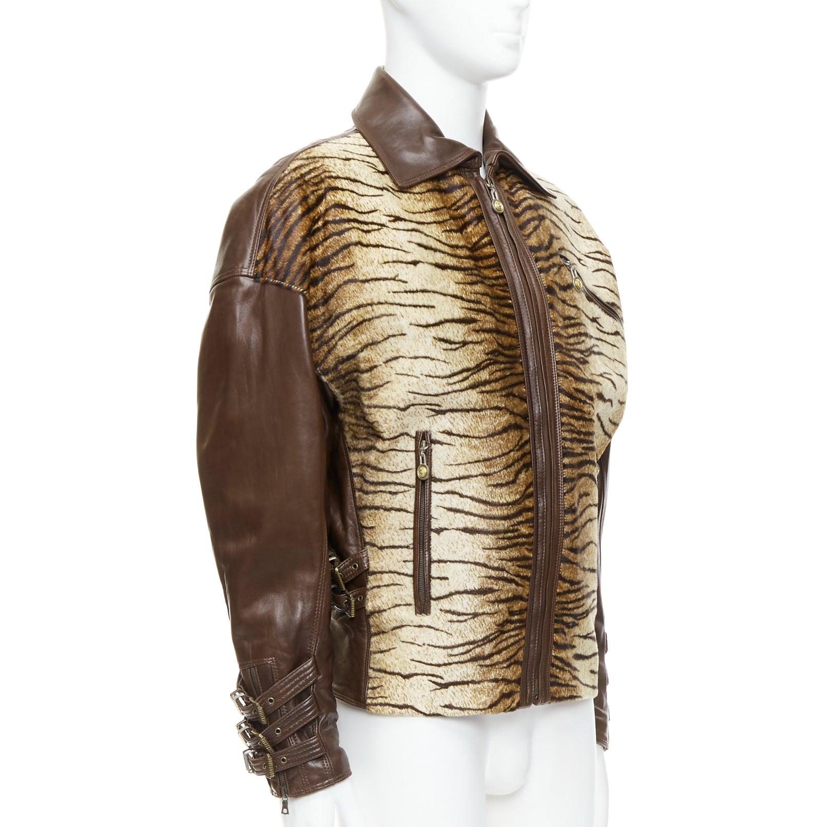 Gianni Versace 1992 Vintage A&M con fibbia Tiger in pelle bomber IT48 M.
Riferimento: TGAS/E00215
Marchio: Gianni Versace
Designer: Gianni Versace
Collection'S: S.I.M. FW 1992
Materiale: Pelle, pelo di pony
Colore: marrone
Modello: Stampa