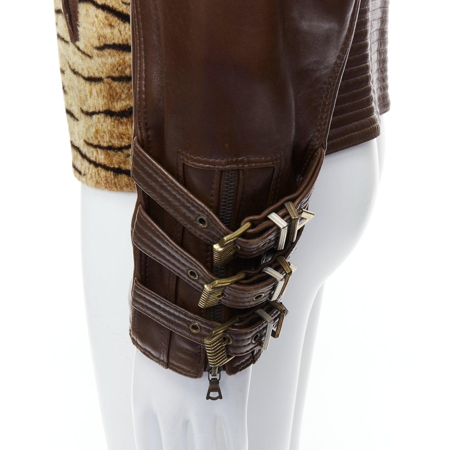 Marrone Gianni Versace 1992 Vintage S&M fibbia bondage Tiger bomber in pelle IT48 in vendita