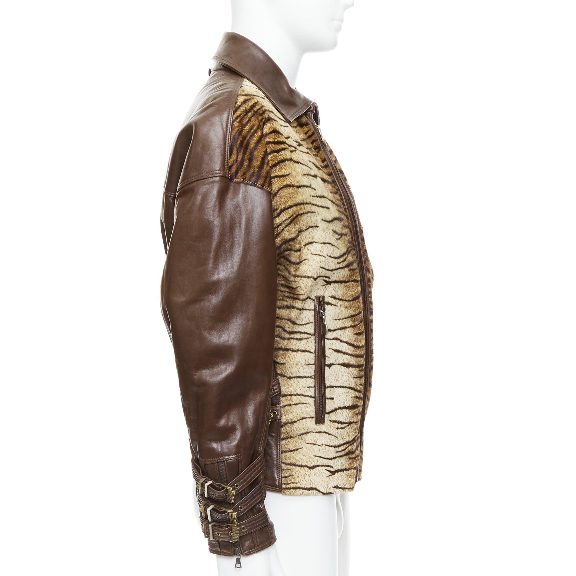 Uomo Gianni Versace 1992 Vintage S&M fibbia bondage Tiger bomber in pelle IT48 in vendita