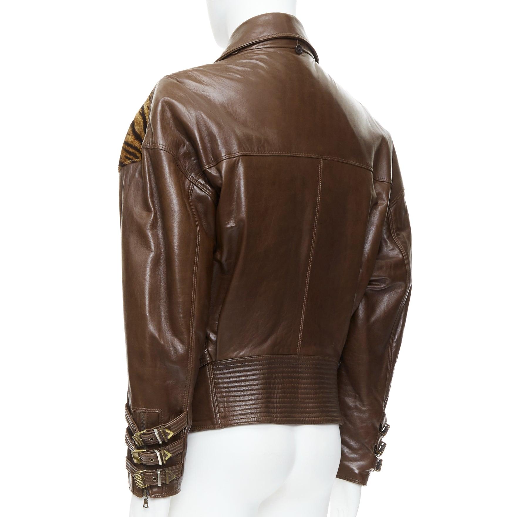 Gianni Versace 1992 Vintage S&M fibbia bondage Tiger bomber in pelle IT48 in vendita 2