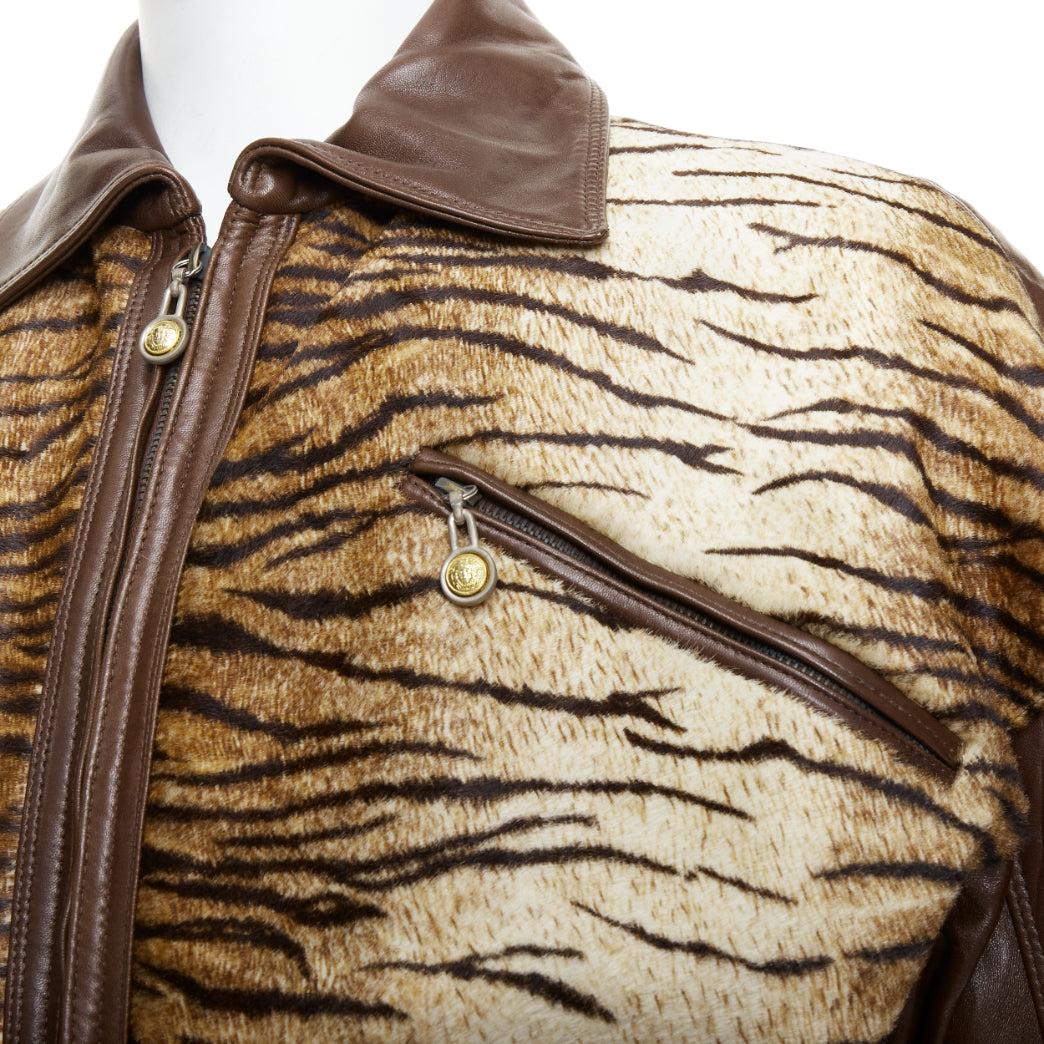 Gianni Versace 1992 Vintage S&M fibbia bondage Tiger bomber in pelle IT48 in vendita 3