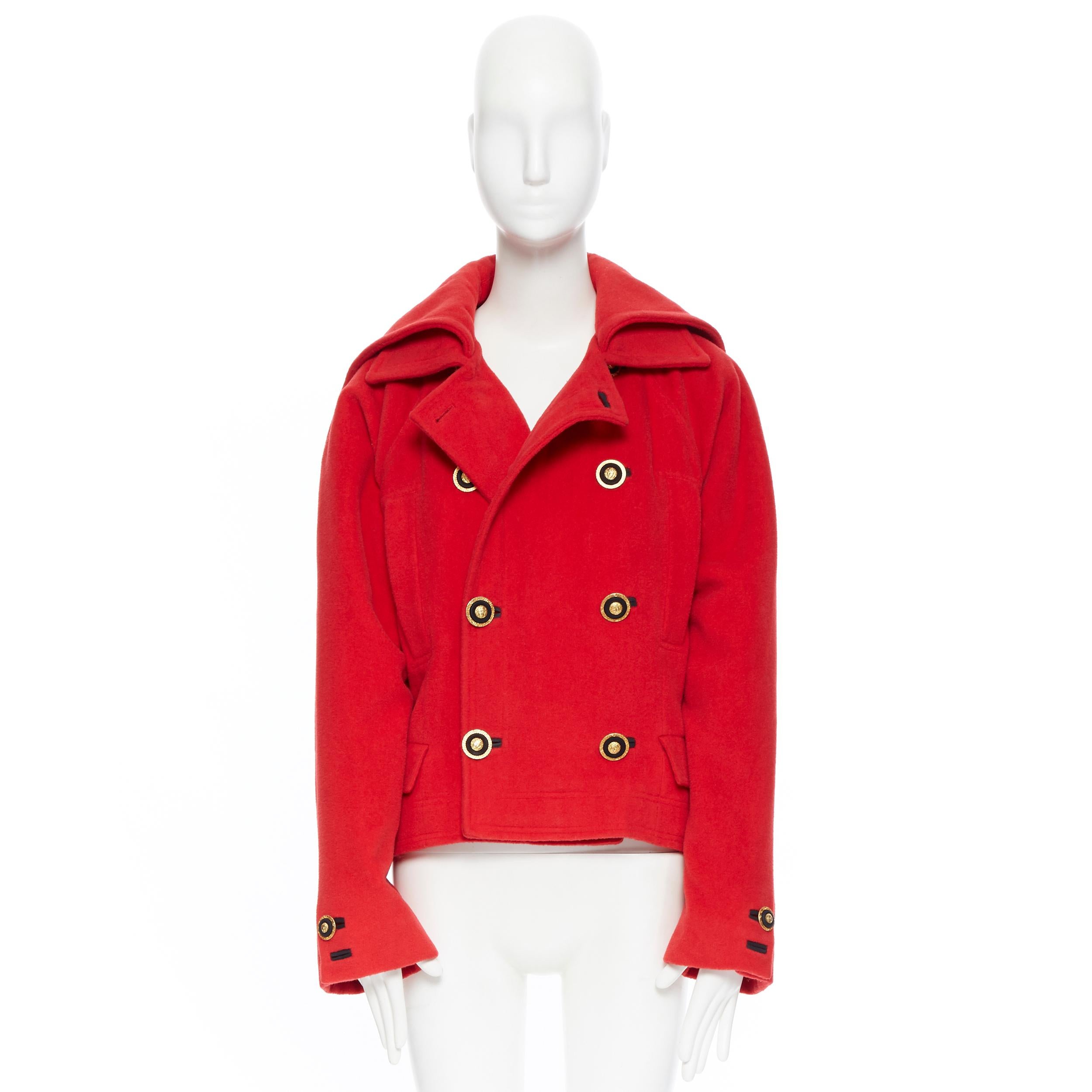 GIANNI VERSACE 1993 Vintage rote Wolle Medusa Knopf Zweireiher M
Marke: Versace
Designer: Gianni Versace
Modellname / Stil: Wollmantel
Material: Wolle
Farbe: Rot
Muster: Solide
Verschluss: Taste
Zusätzliche Details: Doppellagiger Spreizkragen.