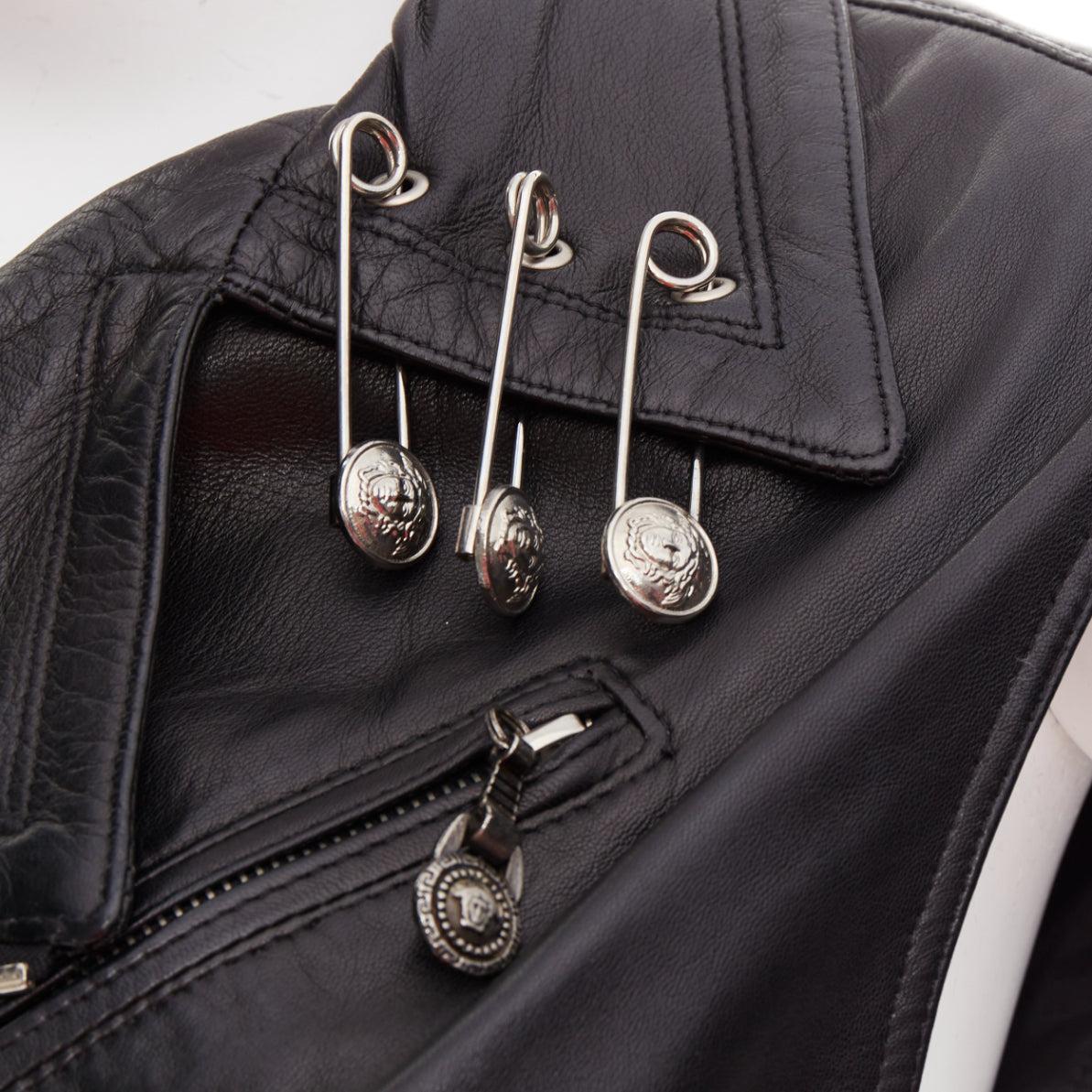 GIANNI VERSACE 1994 Vintage leather medusa safety pin biker vest IT38 XS
Reference: TGAS/E00882
Brand: Gianni Versace
Designer: Gianni Versace
Collection: 1994
Material: Leather
Color: Black, Silver
Pattern: Solid
Closure: Zip
Lining: Black