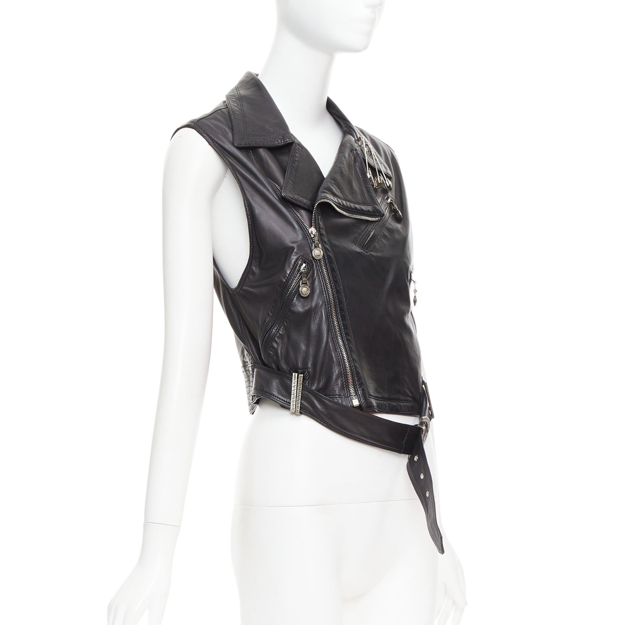 GIANNI VERSACE 1994 Vintage leather medusa safety pin biker vest IT38 XS In Good Condition For Sale In Hong Kong, NT