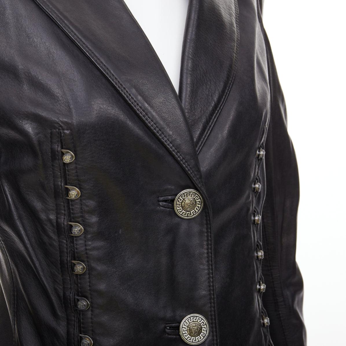 GIANNI VERSACE 1995 Vintage Schwarzes Lammfell Silber Medusa Knopf Sanduhr Jacke IT40 S
Referenz: TGAS/F00257
Marke: Gianni Versace
Designer: Gianni Versace
Collection'S: Frühjahr/Sommer 1995 - Ähnliches Design auf dem Laufsteg
MATERIAL:
