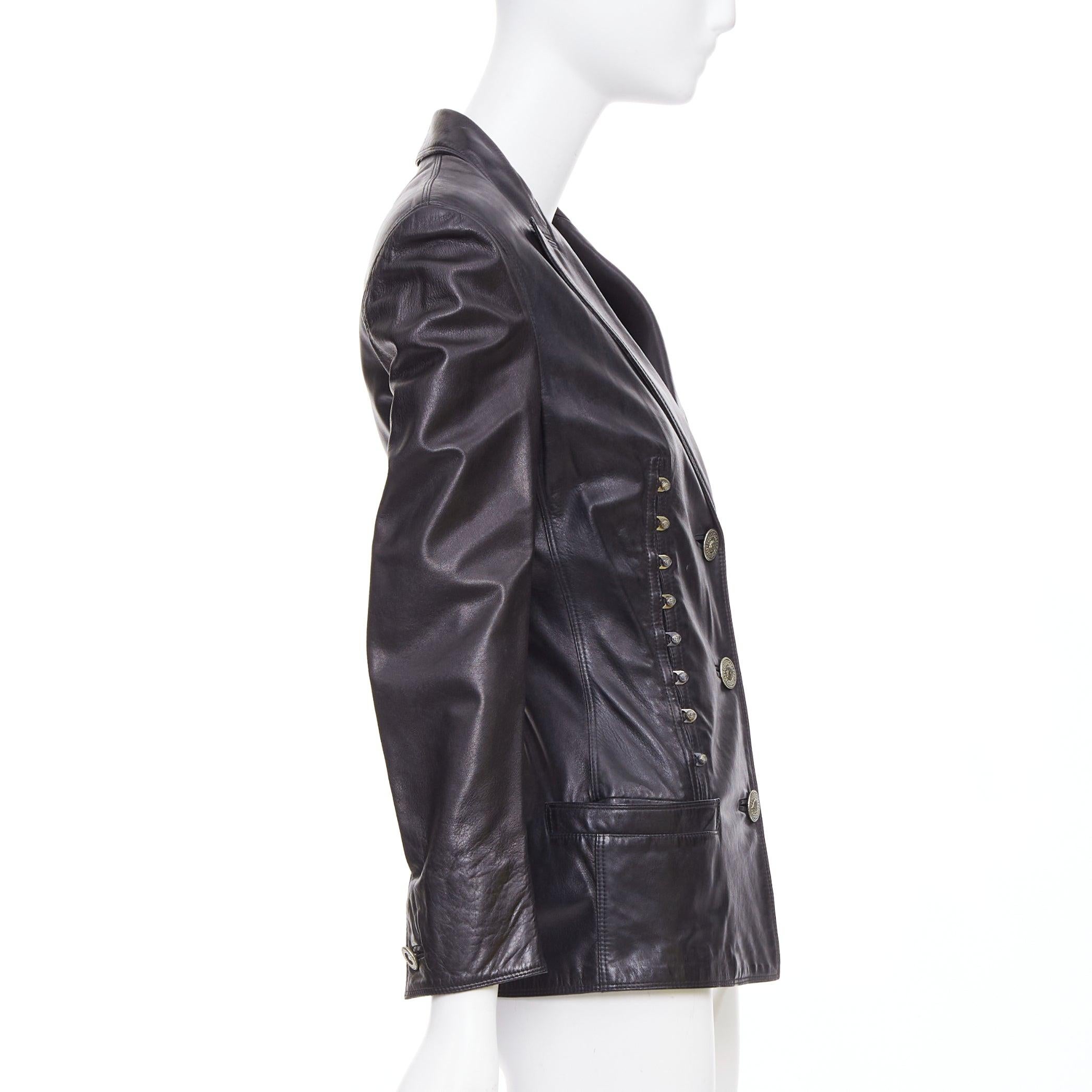 GIANNI VERSACE 1995 Vintage Lammfell Medusa Knopf Sanduhr Jacke IT40 S Damen im Angebot