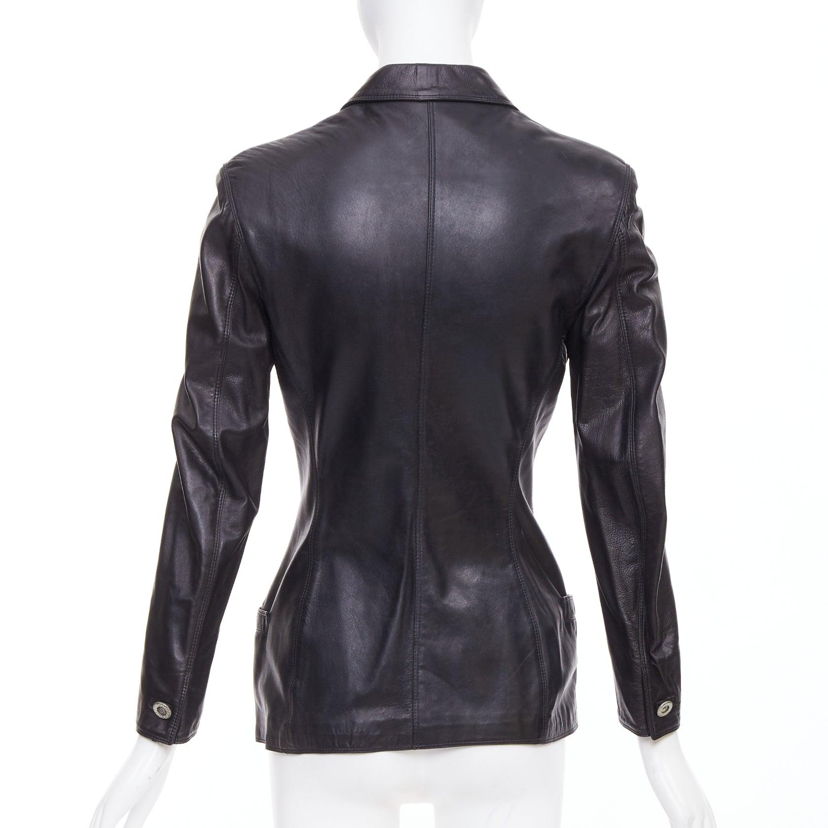 GIANNI VERSACE 1995 Vintage Lammfell Medusa Knopf Sanduhr Jacke IT40 S im Angebot 1