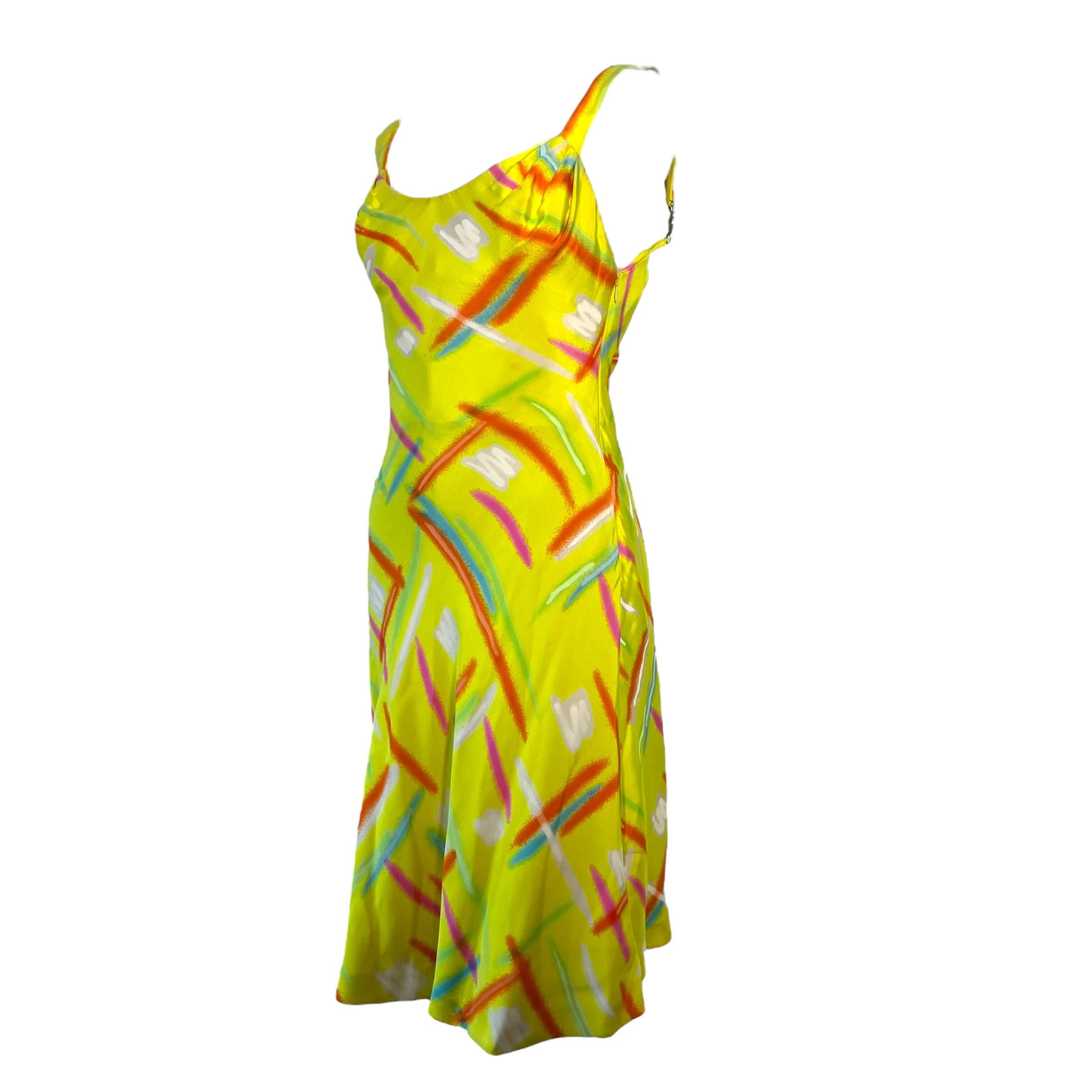 

Robe de la Collectional de Gianni Versace. Cette robe jaune vif présente des rayures néon sur toute sa surface et est ornée de l'emblématique méduse au niveau des bretelles.

Taille : IT42, circa S-M

Condit : 9/10