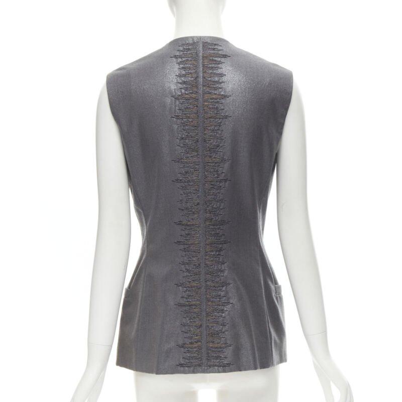 GIANNI VERSACE 1998 Gilet vintage in lurex argento metallizzato ricamato sulla schiena
Riferimento: GIYG/A00188
Marchio: Gianni Versace
Designer: Gianni Versace
Collezione: 1998
Materiale: Lana, misto
Colore: Argento
Modello: Tinta unita
Chiusura: