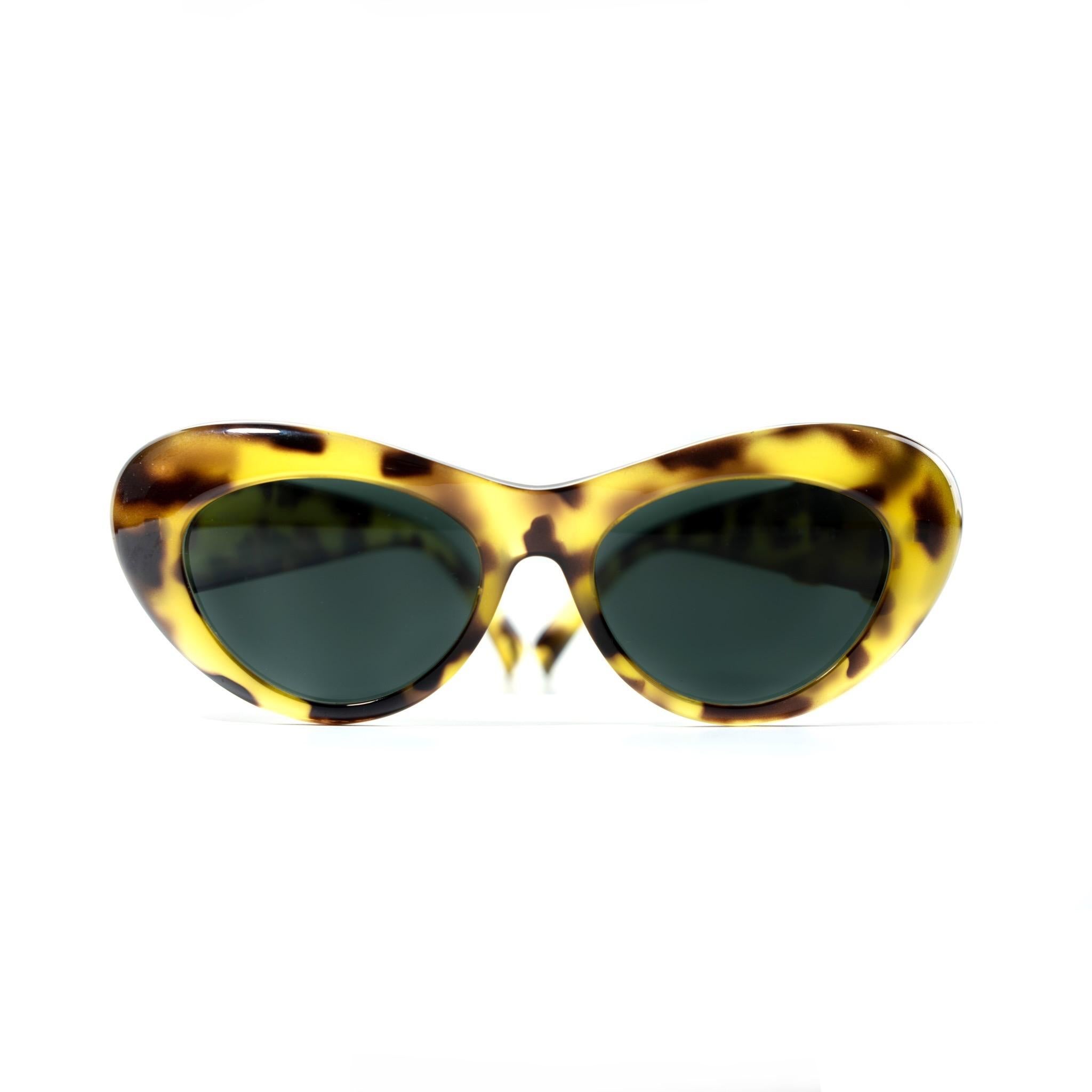 Gianni Versace 80s sunglasses.
Featuring an oval cat-eye tortoise frame with black lenses. Included on the arms there’s a star in gold hardware with rhinestone embellishing. Measurements:
Width: 5 cm
Length: 15 cm
Place of origin: Italy