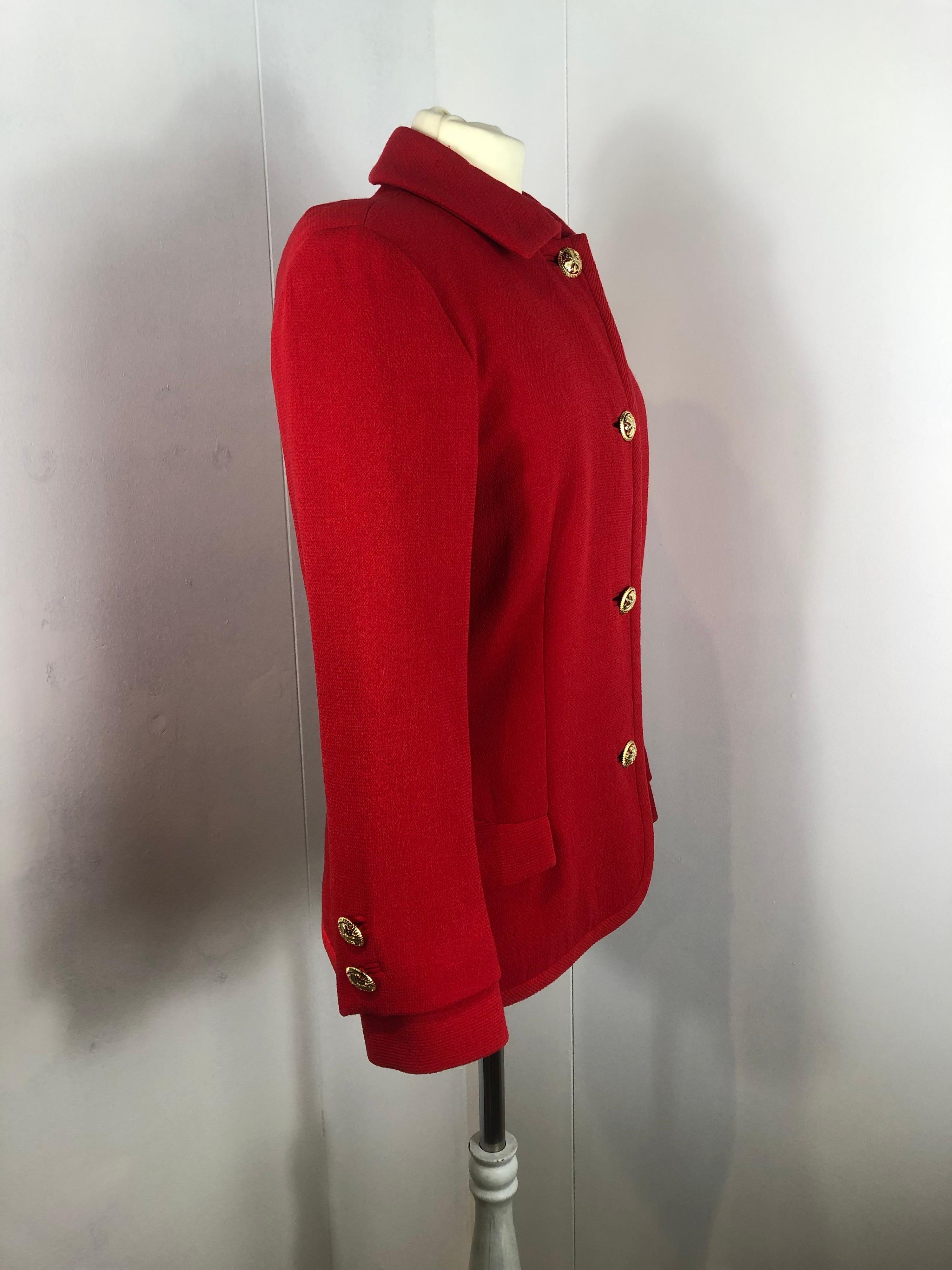 Gianni Versace vintage red jacket . About 80s.
Fabric is a mix between wool and virgin wool. Fully lined.
Featuring 2 front pockets still closed, jewellery bottoms and padded shoulder.
One of the bottoms is missing as you can see in the photos.
Size