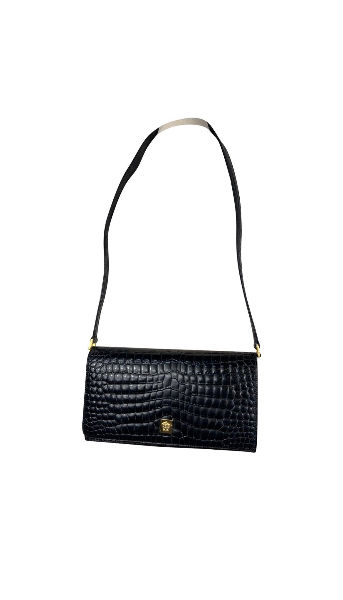 Gianni Versace bag.
In black leather and gold hardware. Crocodile print.
Leather interior.
If desired, the handle can be hidden inside the bag.
Height 16 cm
Width 28 cm
Depth 9 cm
Handle 50 cm
Excellent general condition, it shows tiny signs of