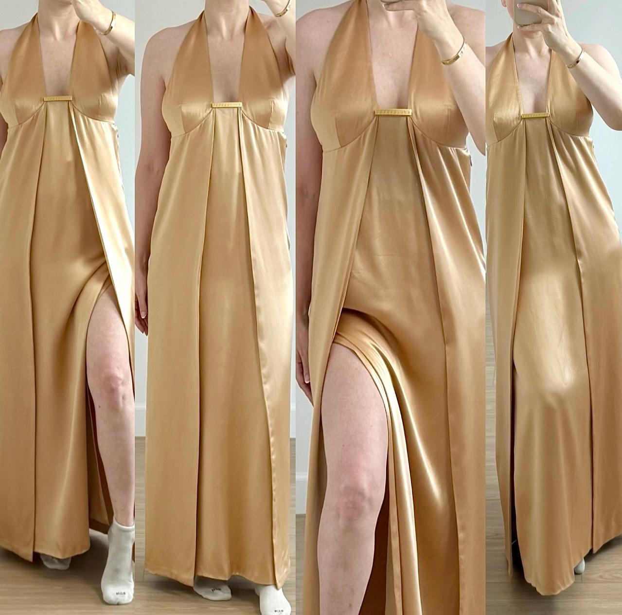 Gianni Versace
Vintage By
1990's
Champagner-Gold Farbe mit Gelbgold Hardware
Fehlendes Etikett, aber 100% Seide
Zwei Schlitze auf der Vorderseite, die heimlich mit zwei Schnüren zusammengehalten werden, sie sind diskret, bis man sie