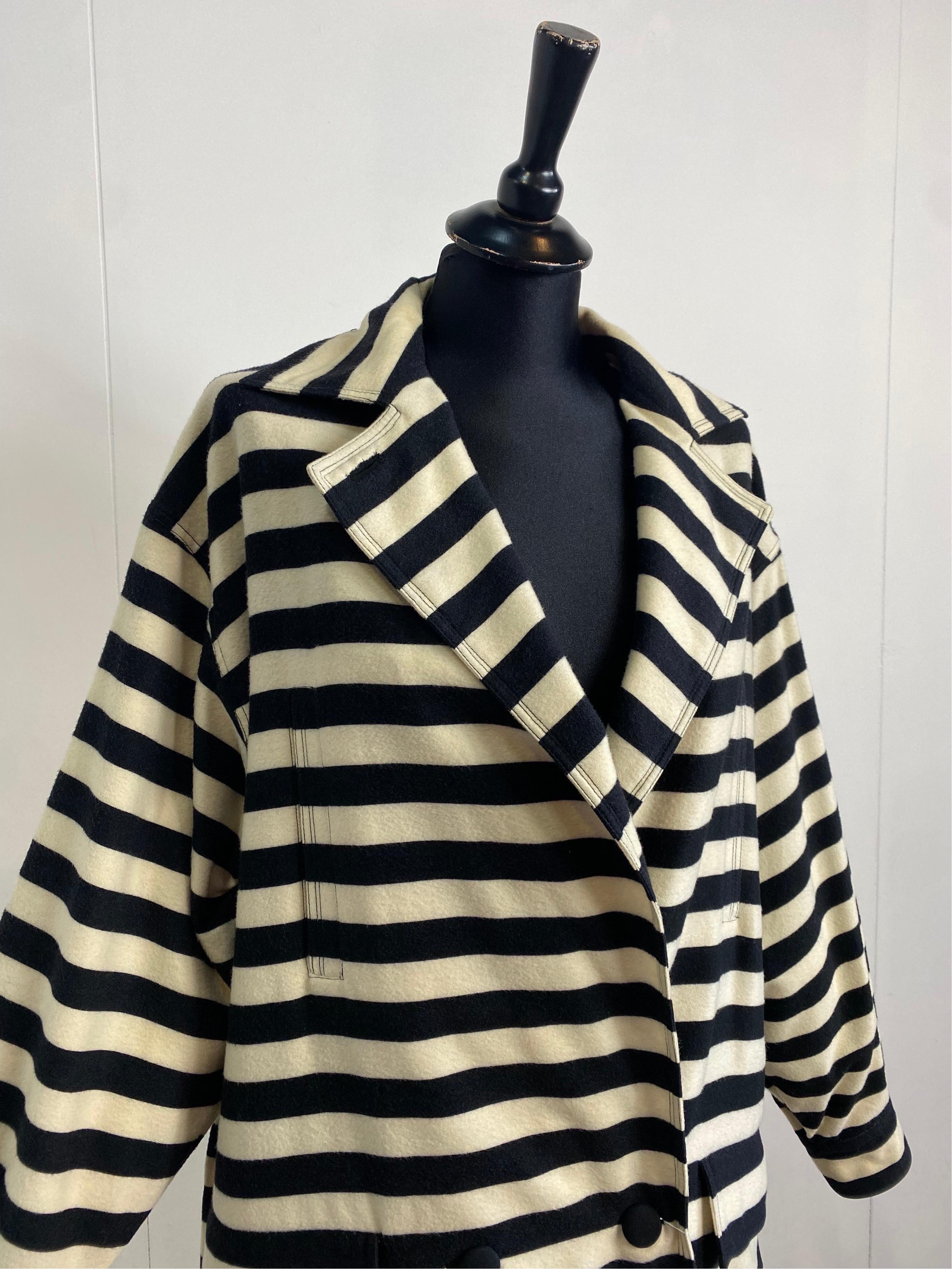 Gianni Versace striped jacket.
Vintage piece. 90s.
Composition label missing but we think it is a wool blend.
Italian size 42 with oversized fit
Shoulders 52 cm
Bust 58 cm
Length 85 cm
Sleeve 54 cm
In good general condition, with signs of normal use