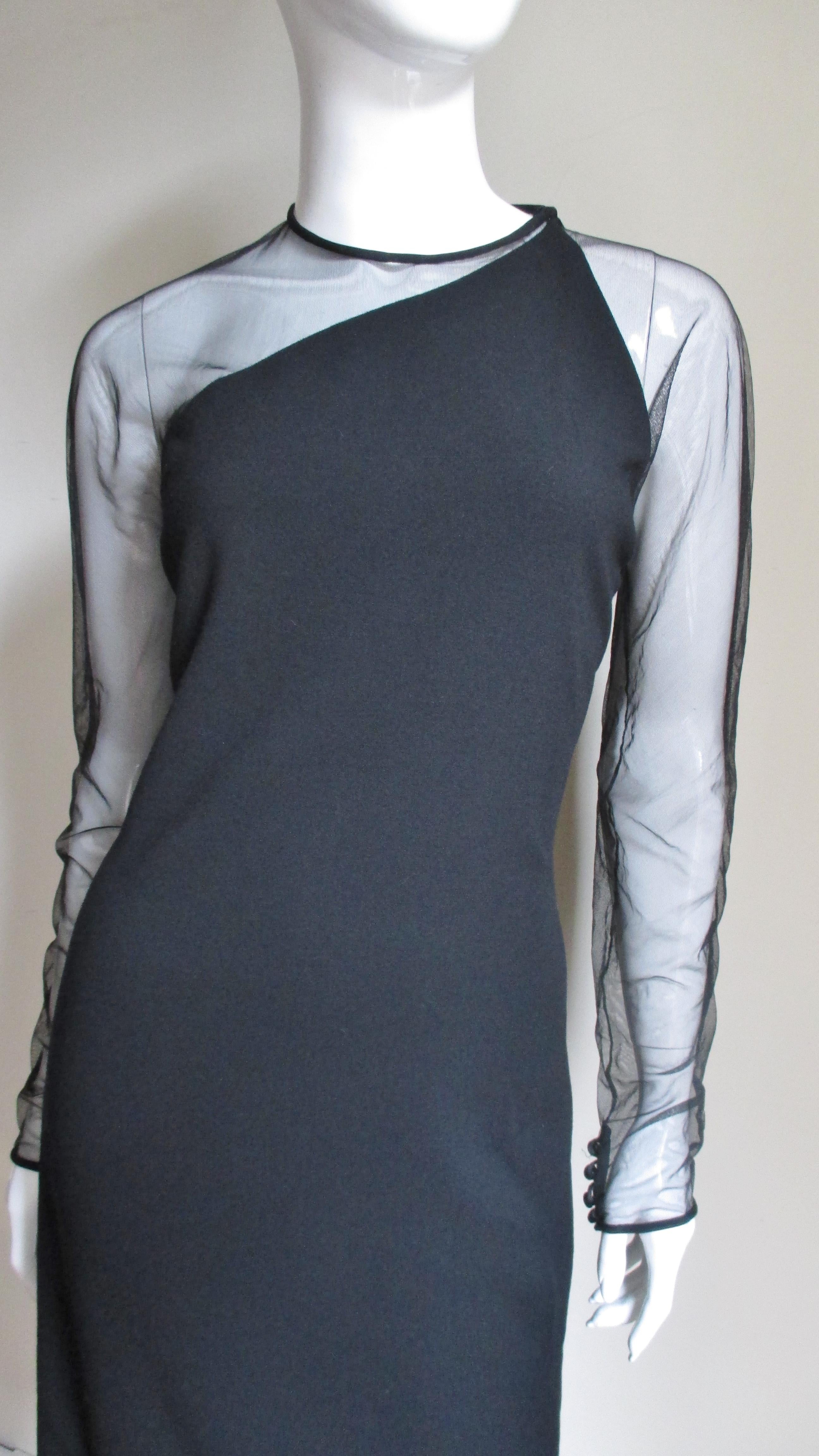 Noir Gianni Versace - Robe asymétrique en filet en vente