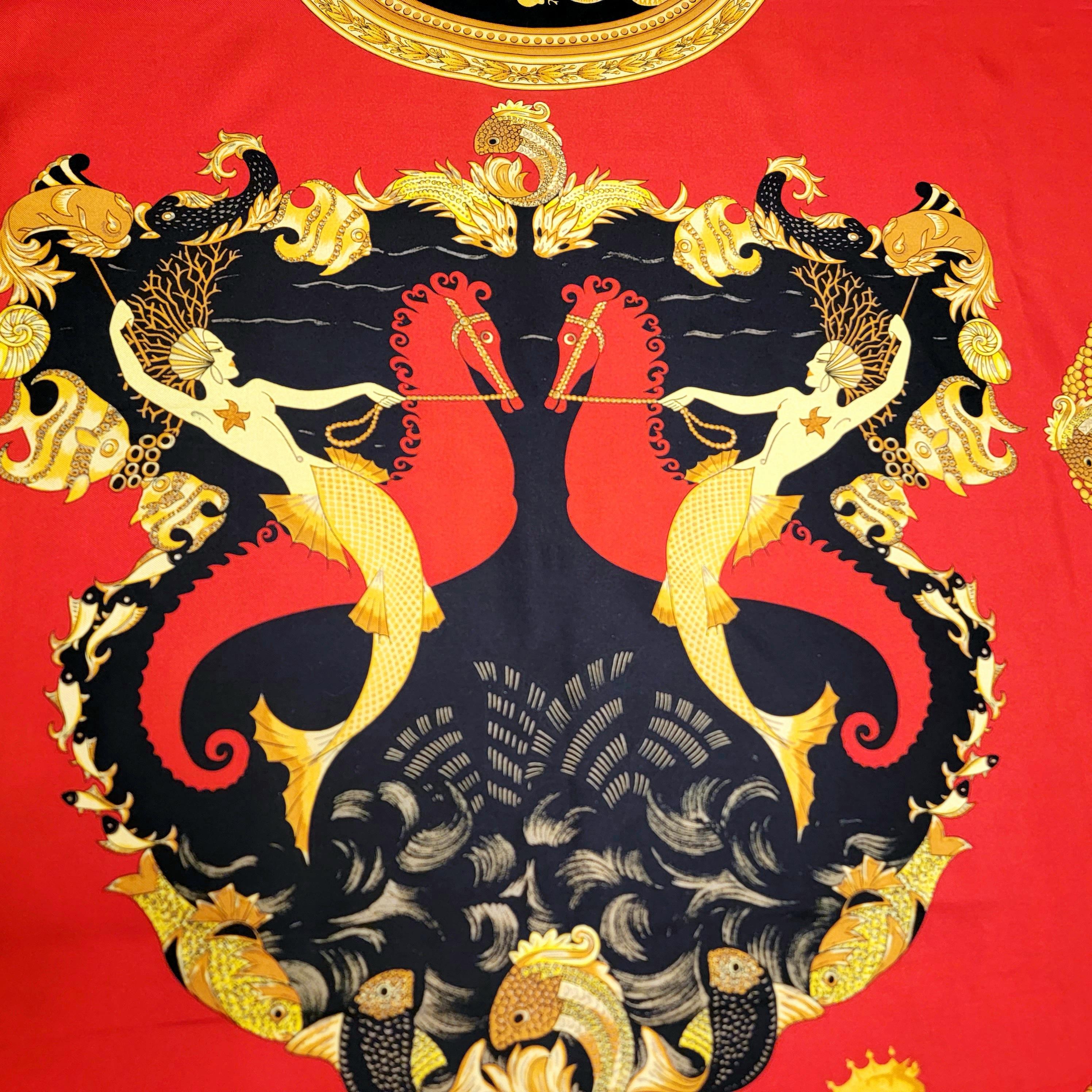 Foulard en soie Atelier Gianni Versace Vintage des années 1990, imprimé de motifs baroques sous-marins avec sirènes, hippocampes, mythologie grecque et bordé de chaînes. 

Taille : 34