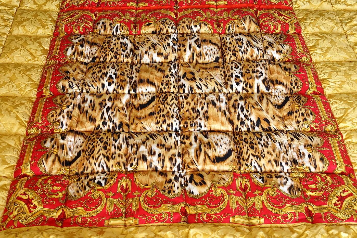 Mightychic bietet eine garantiert authentische Gianni Versace Atelier Gänsedaunen Wendebettdecke. 
Sehr selten.  Dieses Stück wird nicht mehr hergestellt.   
Reichhaltige:: wendbare Seiden-Gänsedaunen-Bettdecke mit Schalmuster. 
(Die Seide