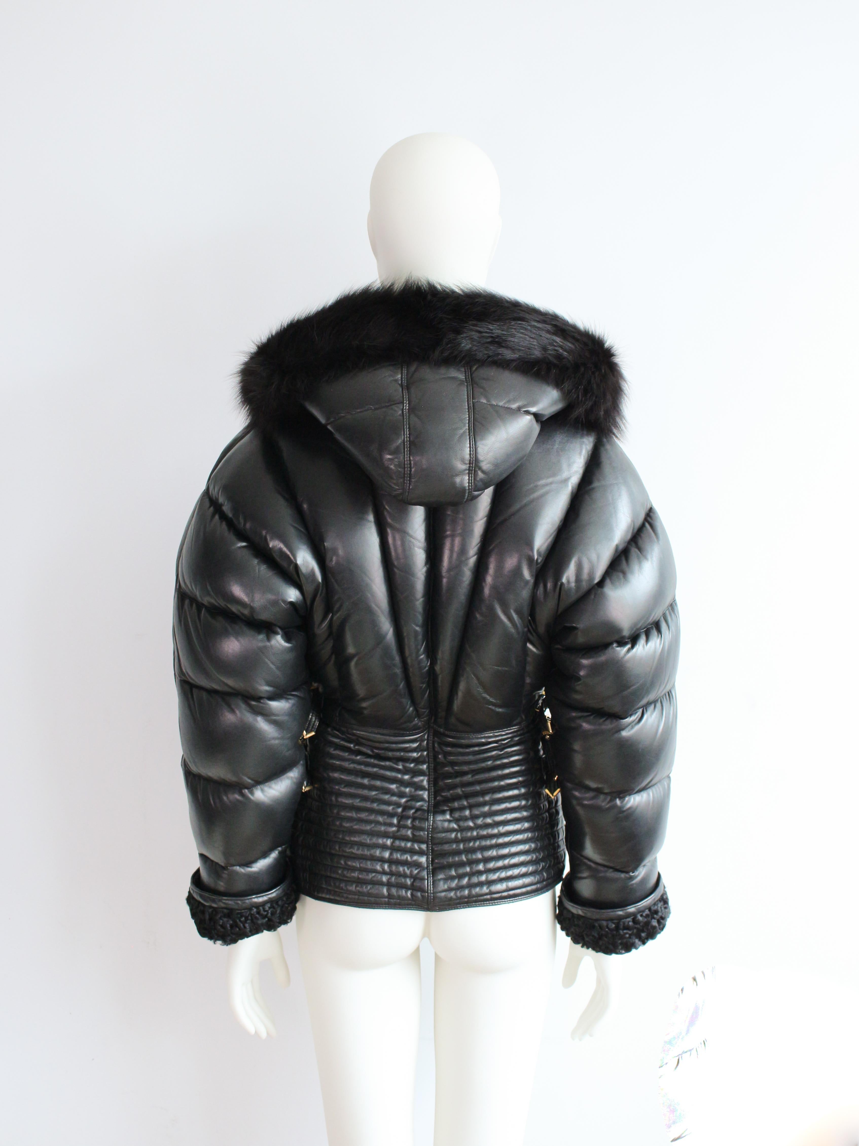 Gianni Versace automne/hiver 1992 « Miss S&M »  Doudoune en cuir matelassé Runway en vente 6
