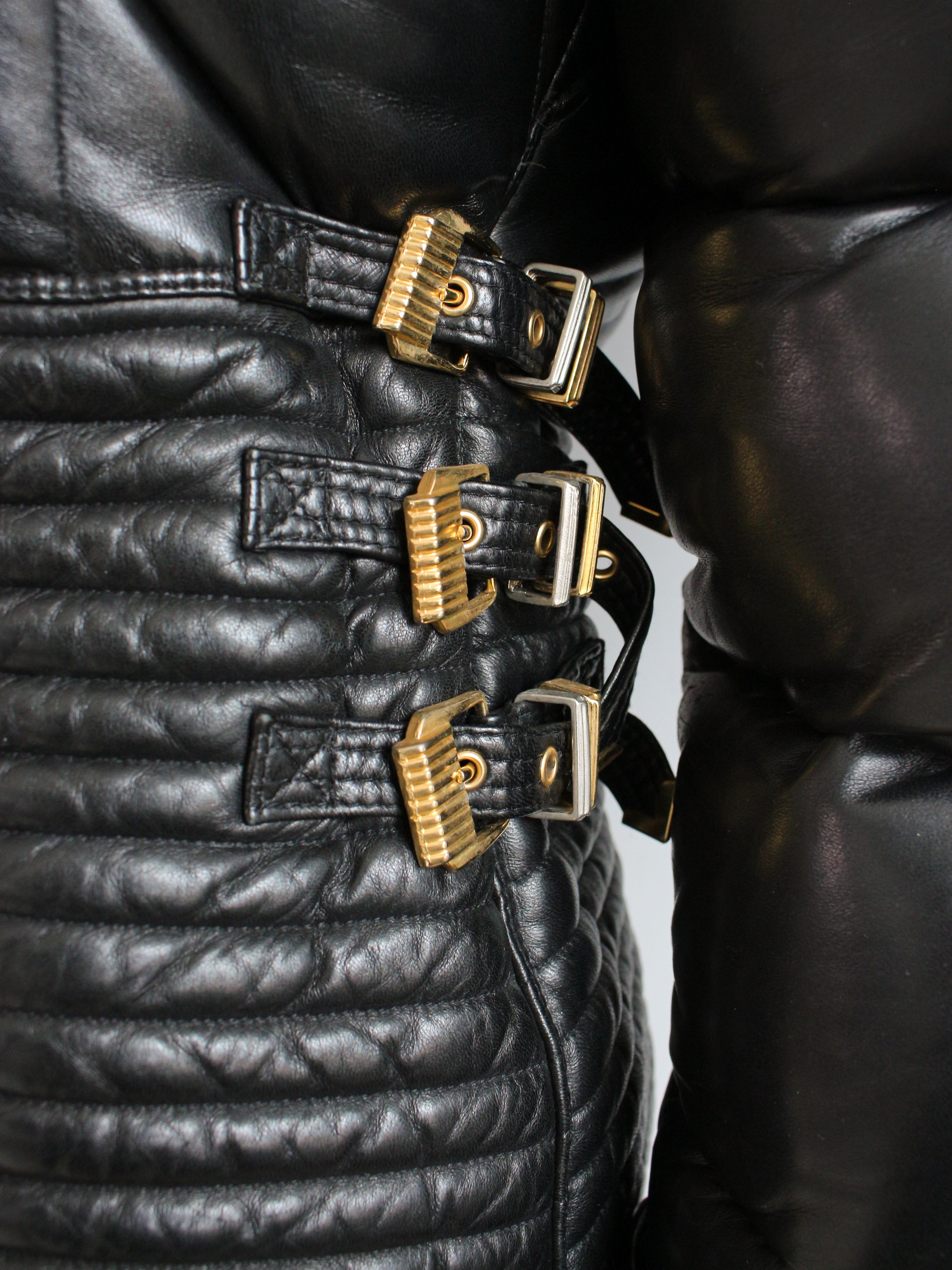 Gianni Versace automne/hiver 1992 « Miss S&M »  Doudoune en cuir matelassé Runway en vente 8