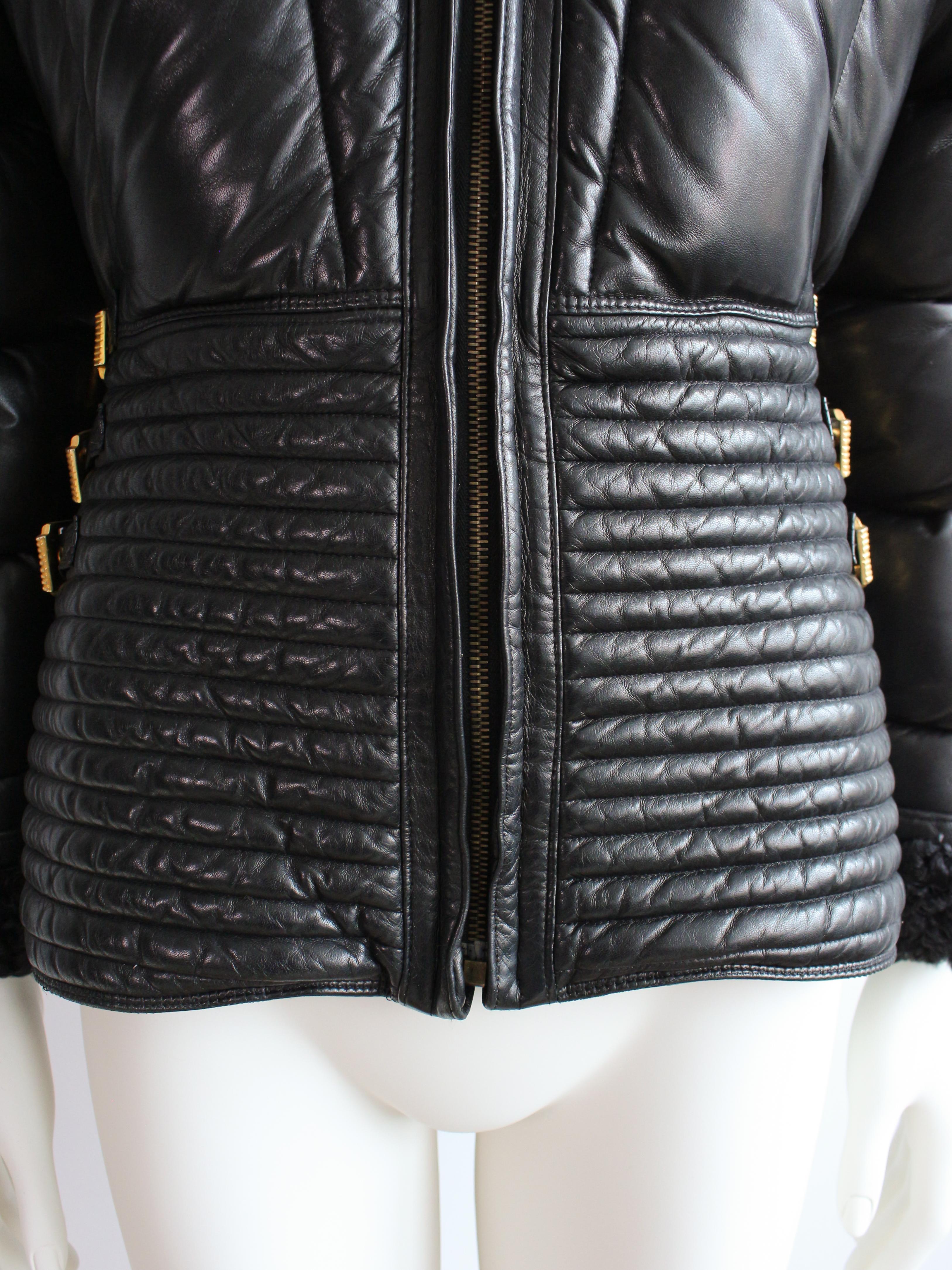 Gianni Versace automne/hiver 1992 « Miss S&M »  Doudoune en cuir matelassé Runway en vente 12