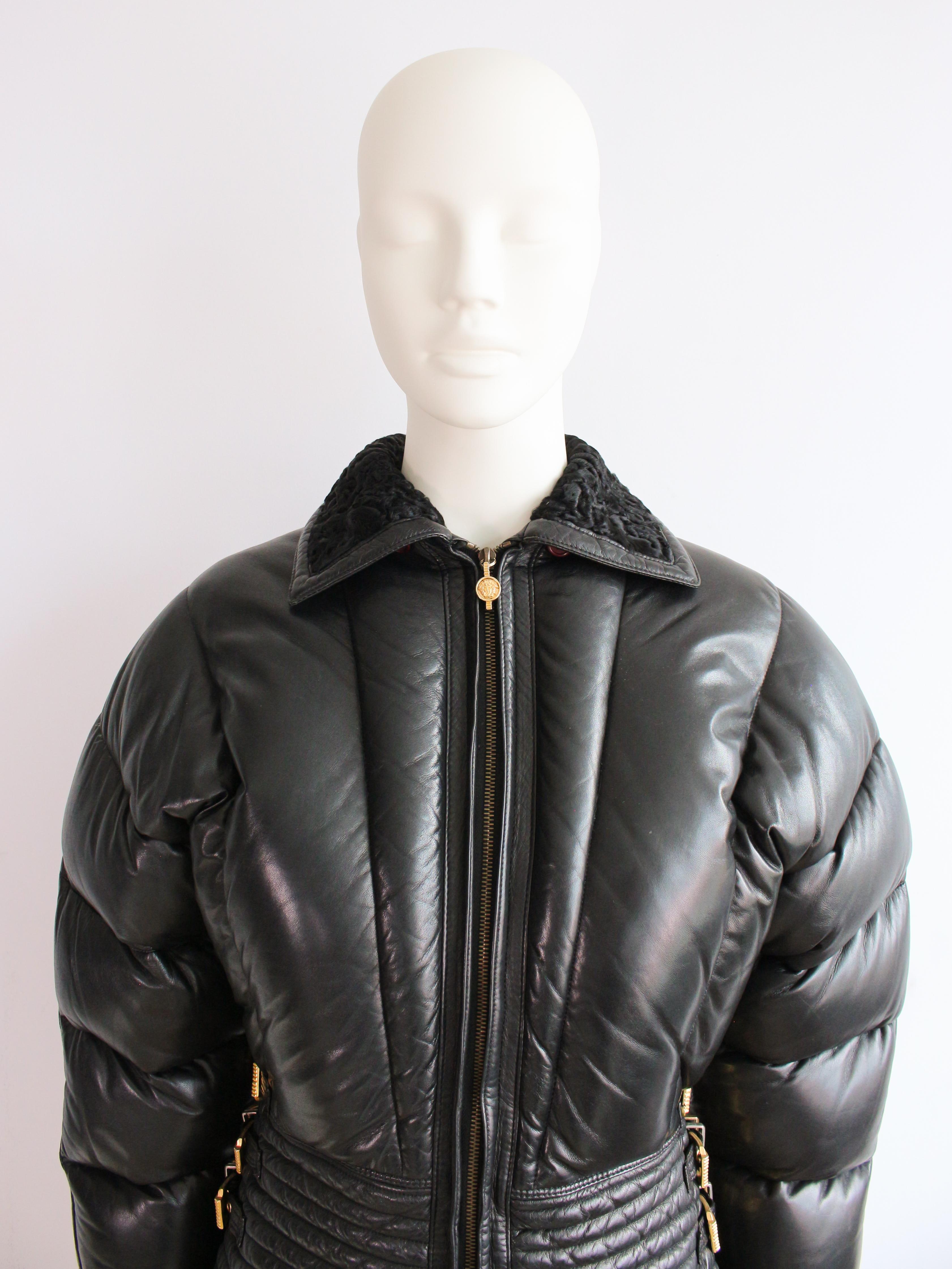 Gianni Versace automne/hiver 1992 « Miss S&M »  Doudoune en cuir matelassé Runway en vente 14