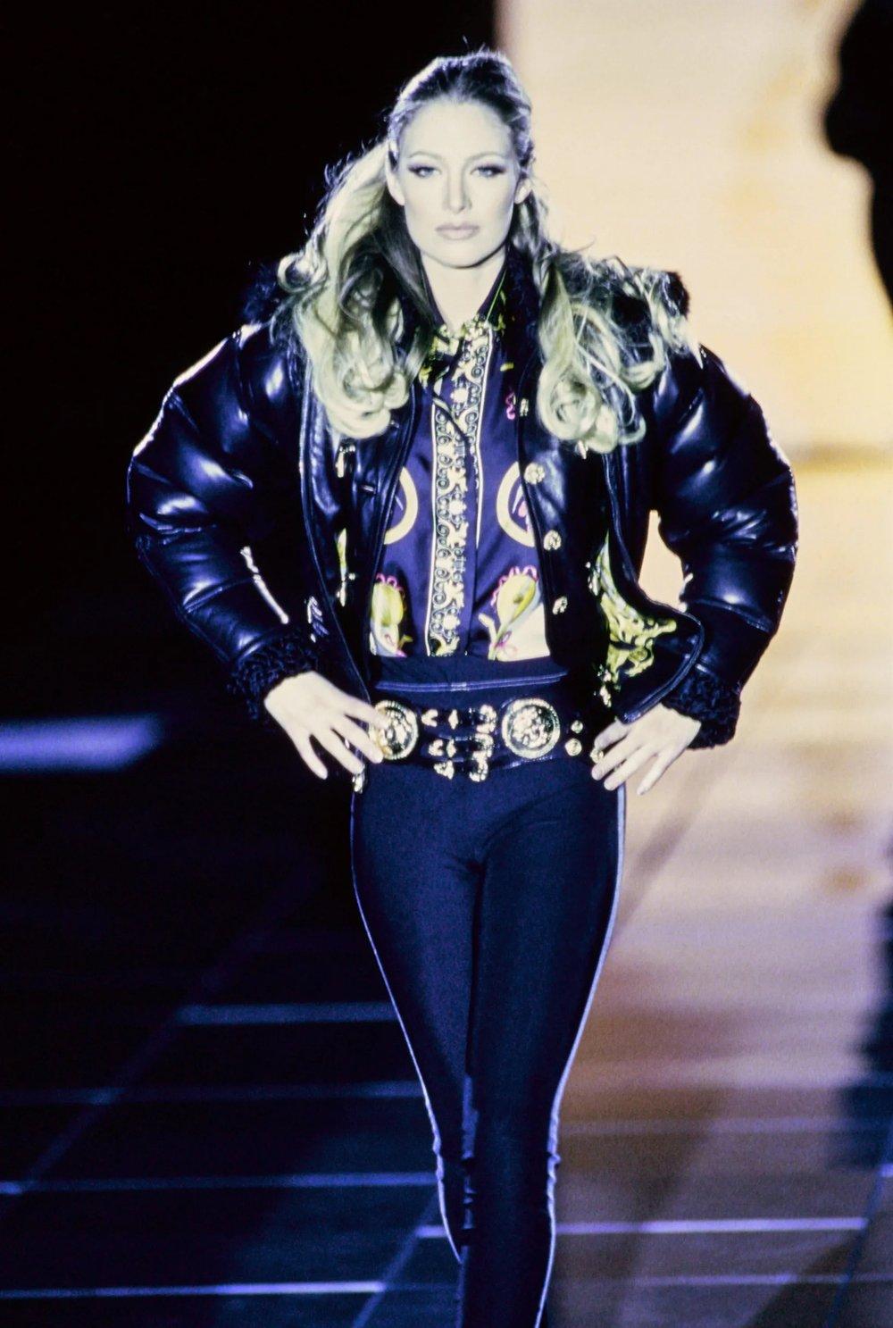 Gianni Versace Automne/Hiver 1992 'Miss S&M' veste en cuir noir matelassée et fourrée de duvet, telle que vue sur le podium.

Entièrement doublé en rayonne imprimée Barocco.

Capuche amovible doublée d'astrakan et bordée de fourrure.

Poignets