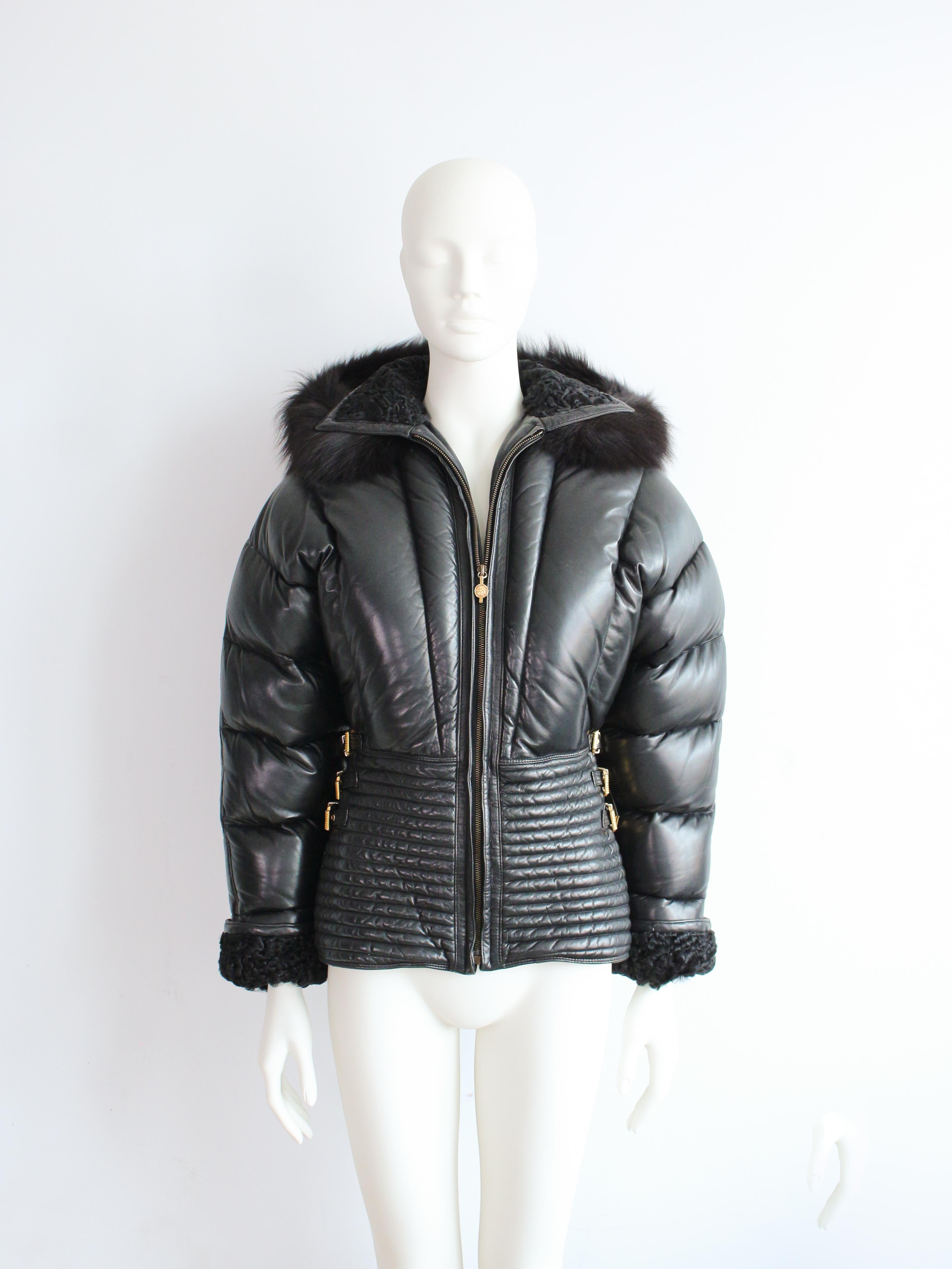 Noir Gianni Versace automne/hiver 1992 « Miss S&M »  Doudoune en cuir matelassé Runway en vente