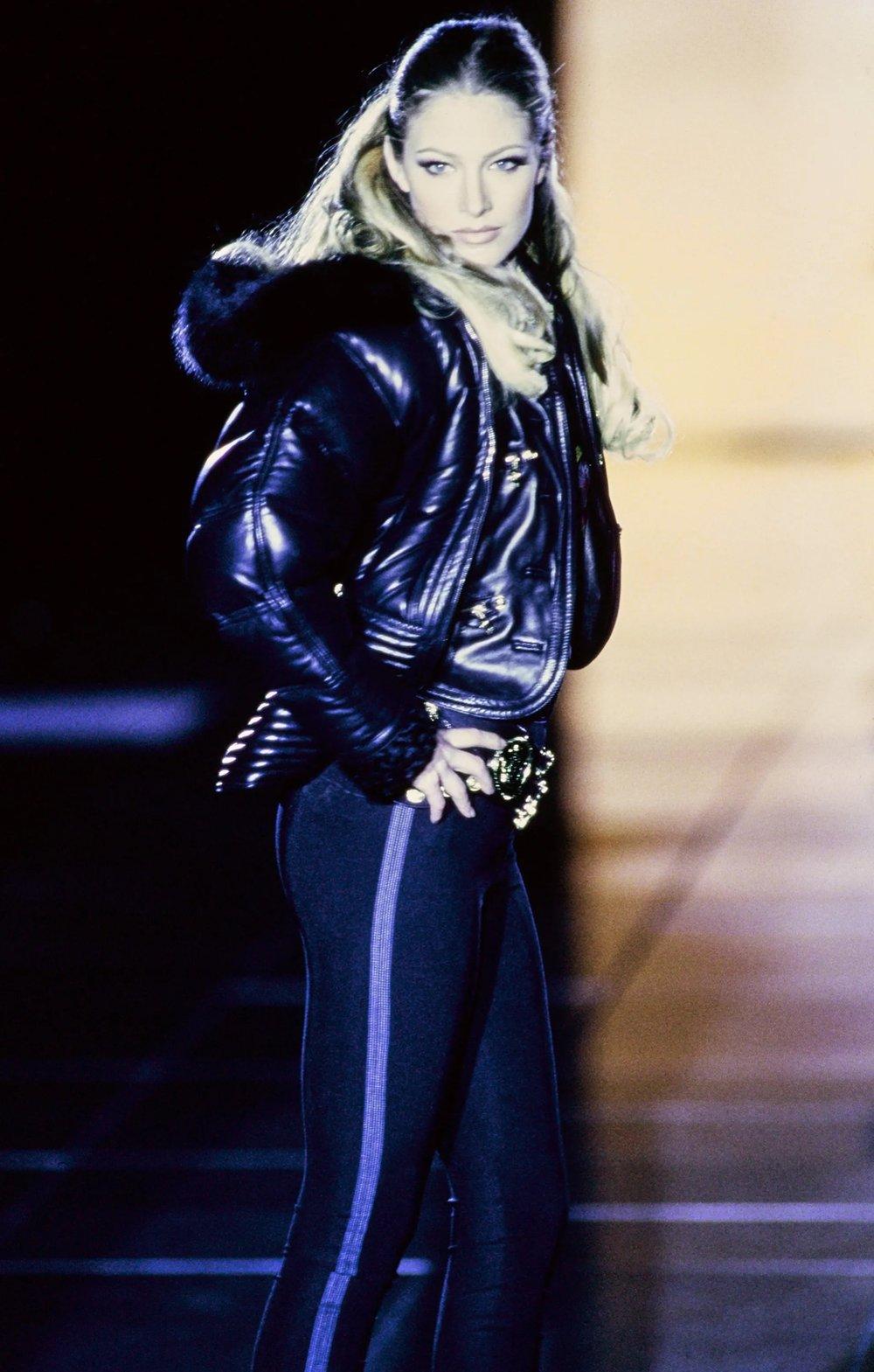Gianni Versace automne/hiver 1992 « Miss S&M »  Doudoune en cuir matelassé Runway Pour femmes en vente