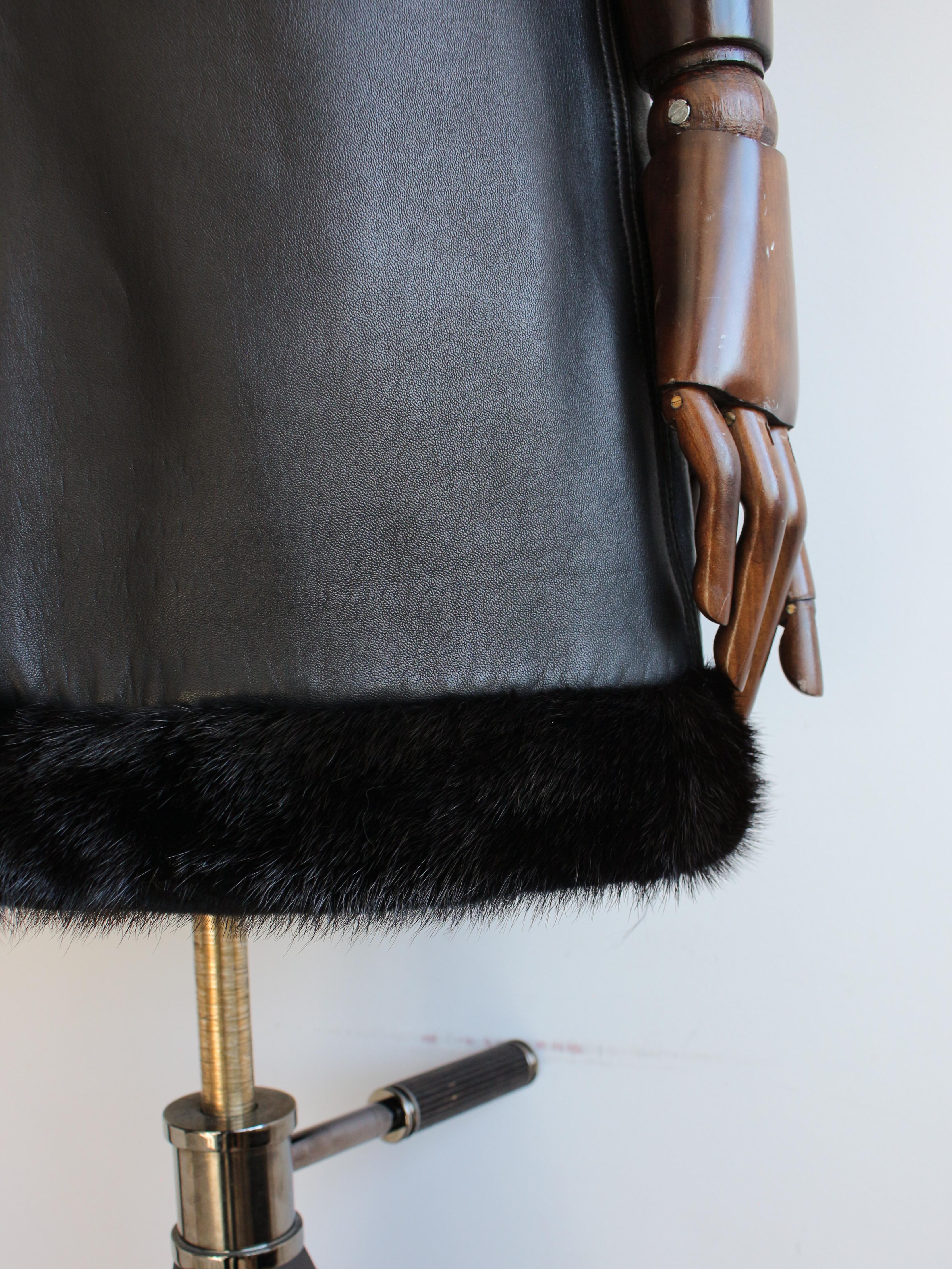 Gianni Versace Automne/Hiver 1997 Robe en cuir noir garnie de vison en vente 7
