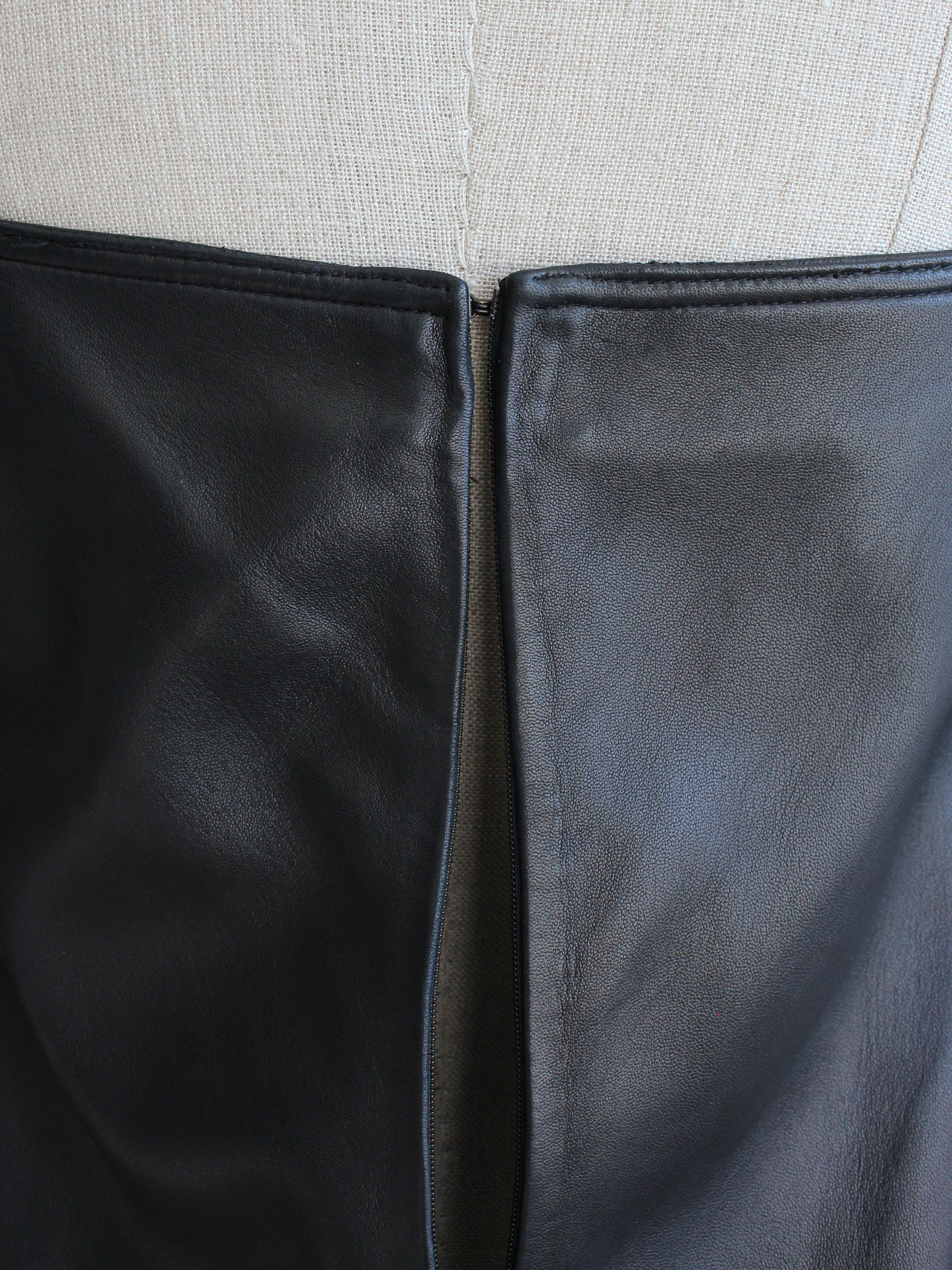 Gianni Versace Automne/Hiver 1997 Robe en cuir noir garnie de vison en vente 8