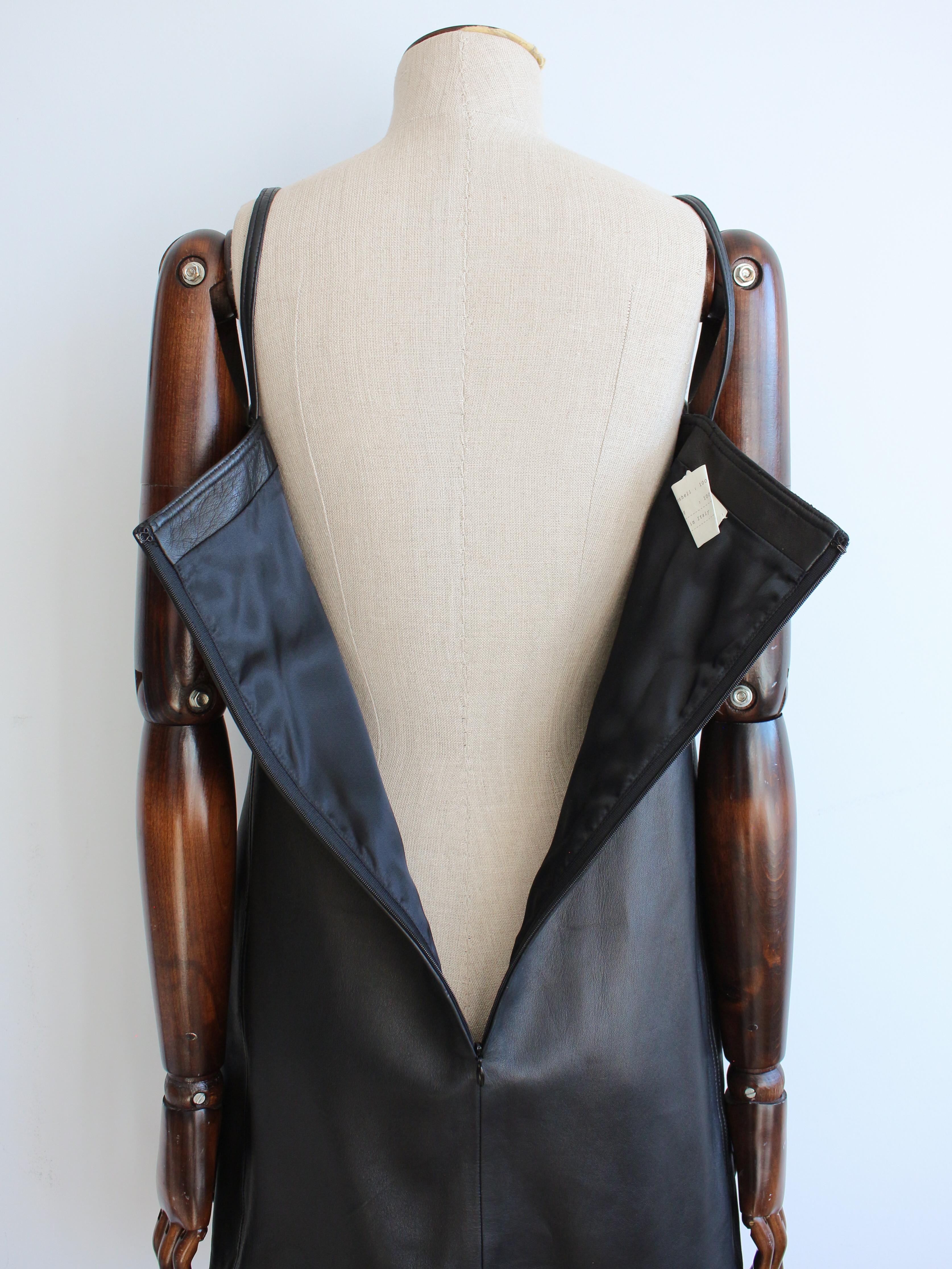 Gianni Versace Automne/Hiver 1997 Robe en cuir noir garnie de vison en vente 9