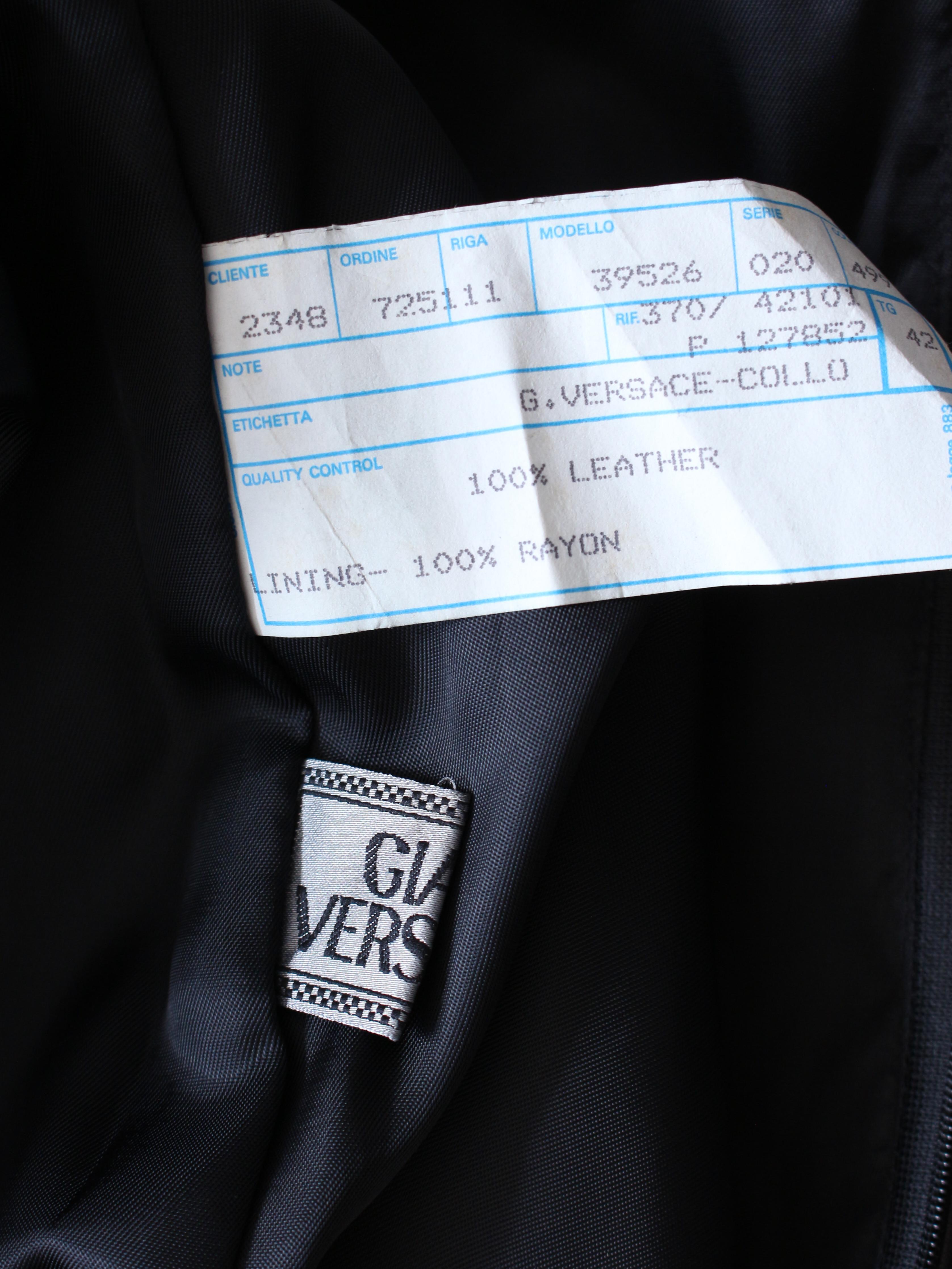 Gianni Versace Automne/Hiver 1997 Robe en cuir noir garnie de vison en vente 11