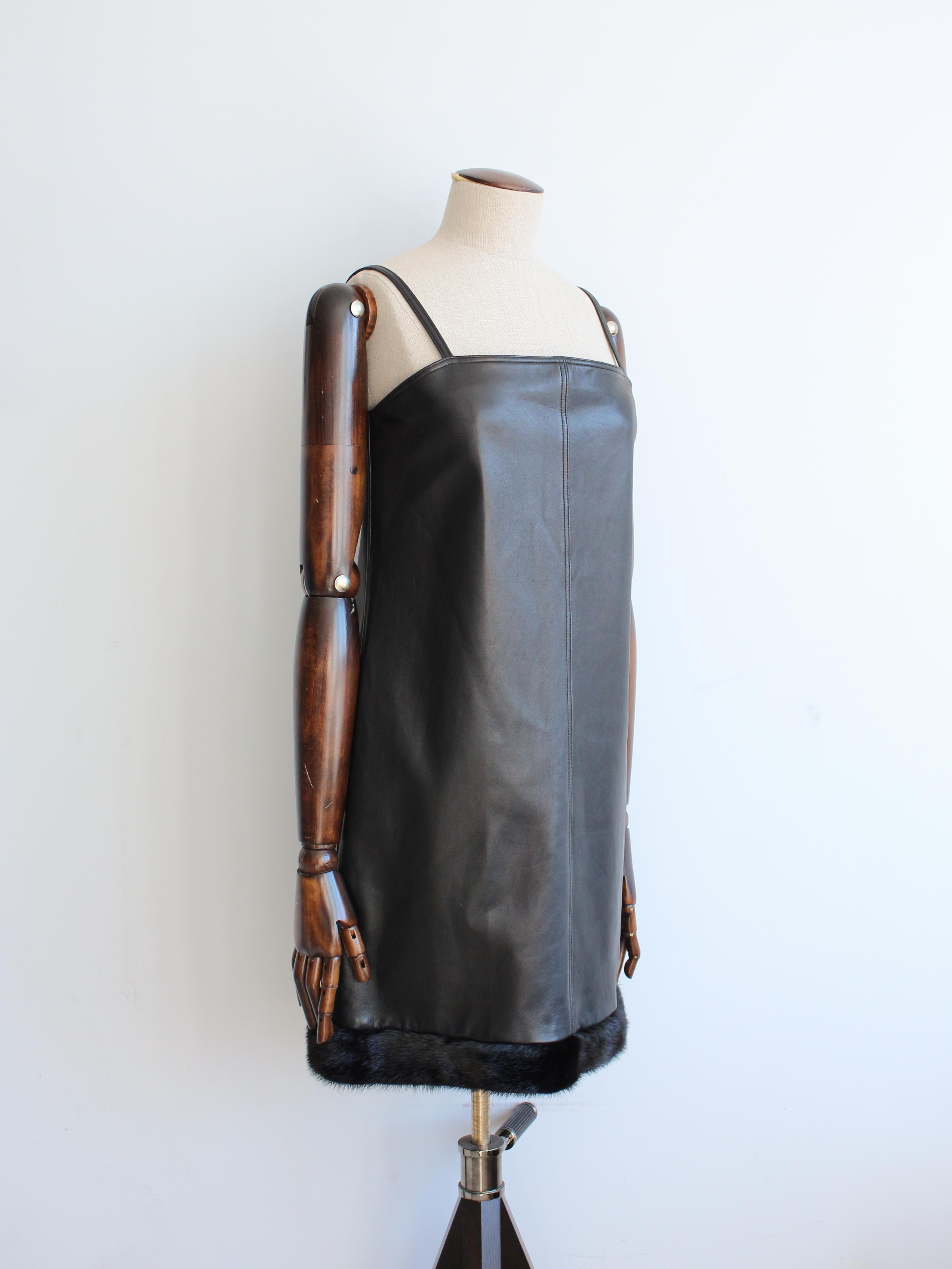 Noir Gianni Versace Automne/Hiver 1997 Robe en cuir noir garnie de vison en vente
