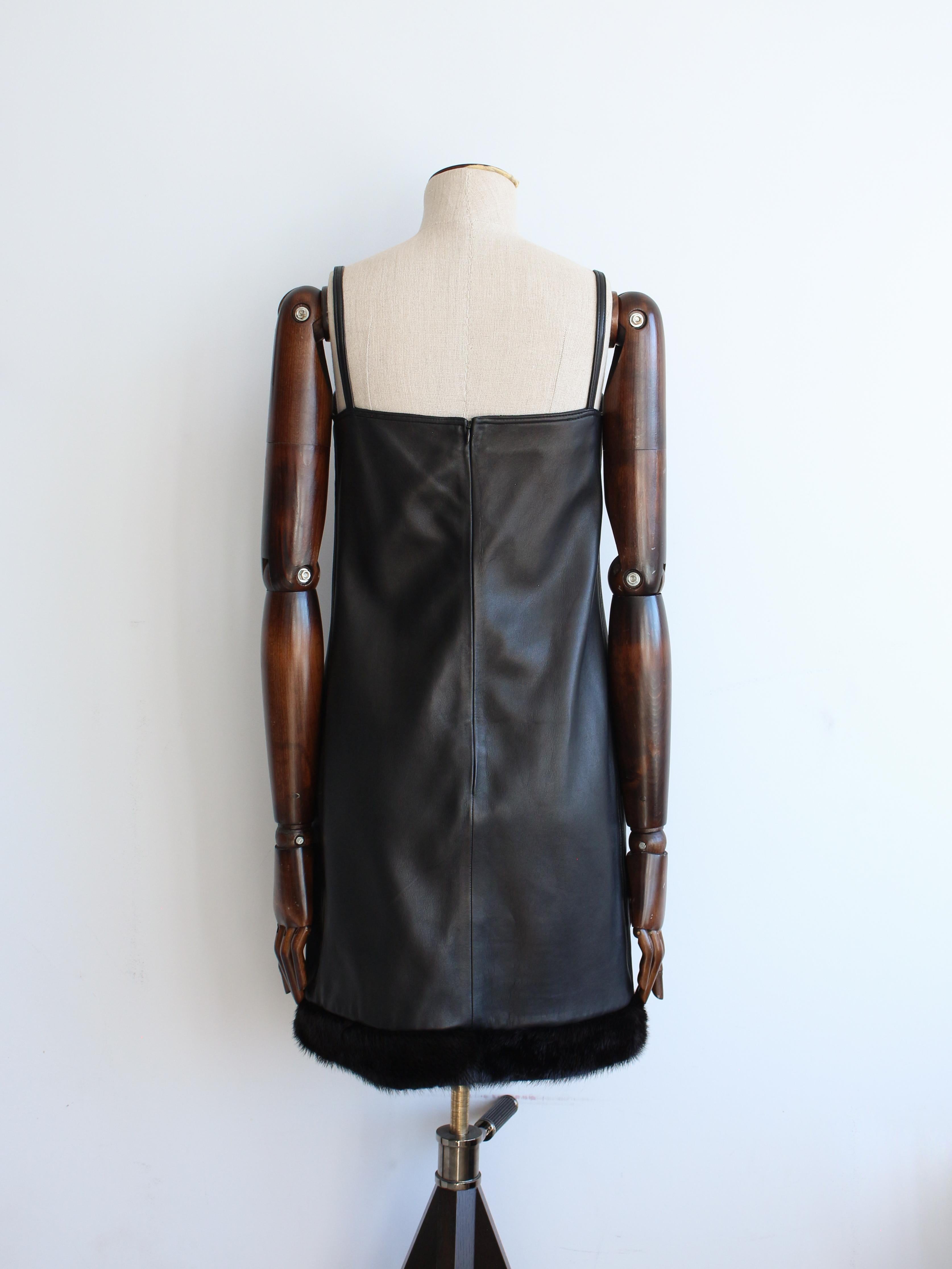 Gianni Versace Automne/Hiver 1997 Robe en cuir noir garnie de vison Pour femmes en vente