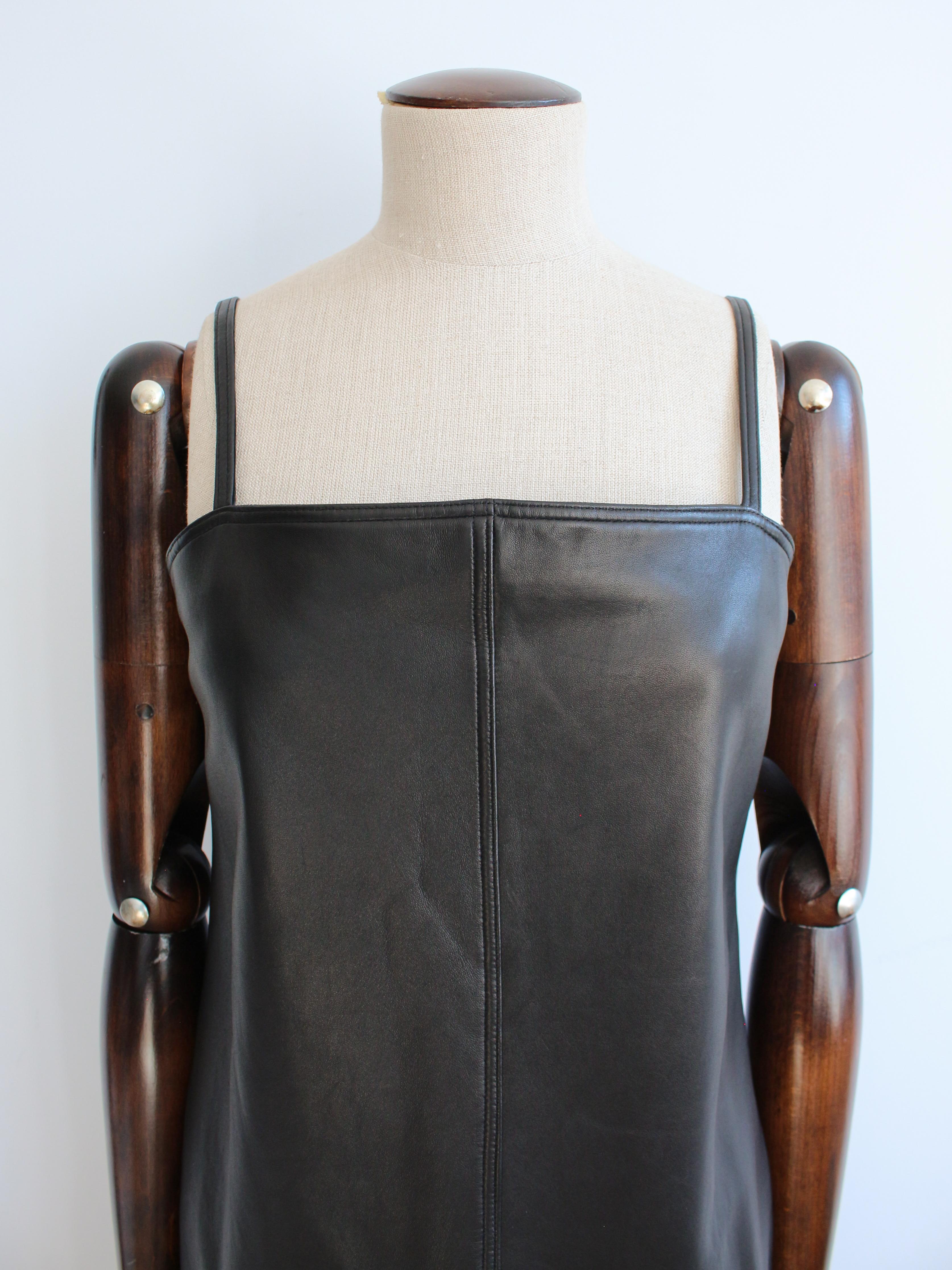 Gianni Versace Automne/Hiver 1997 Robe en cuir noir garnie de vison en vente 1