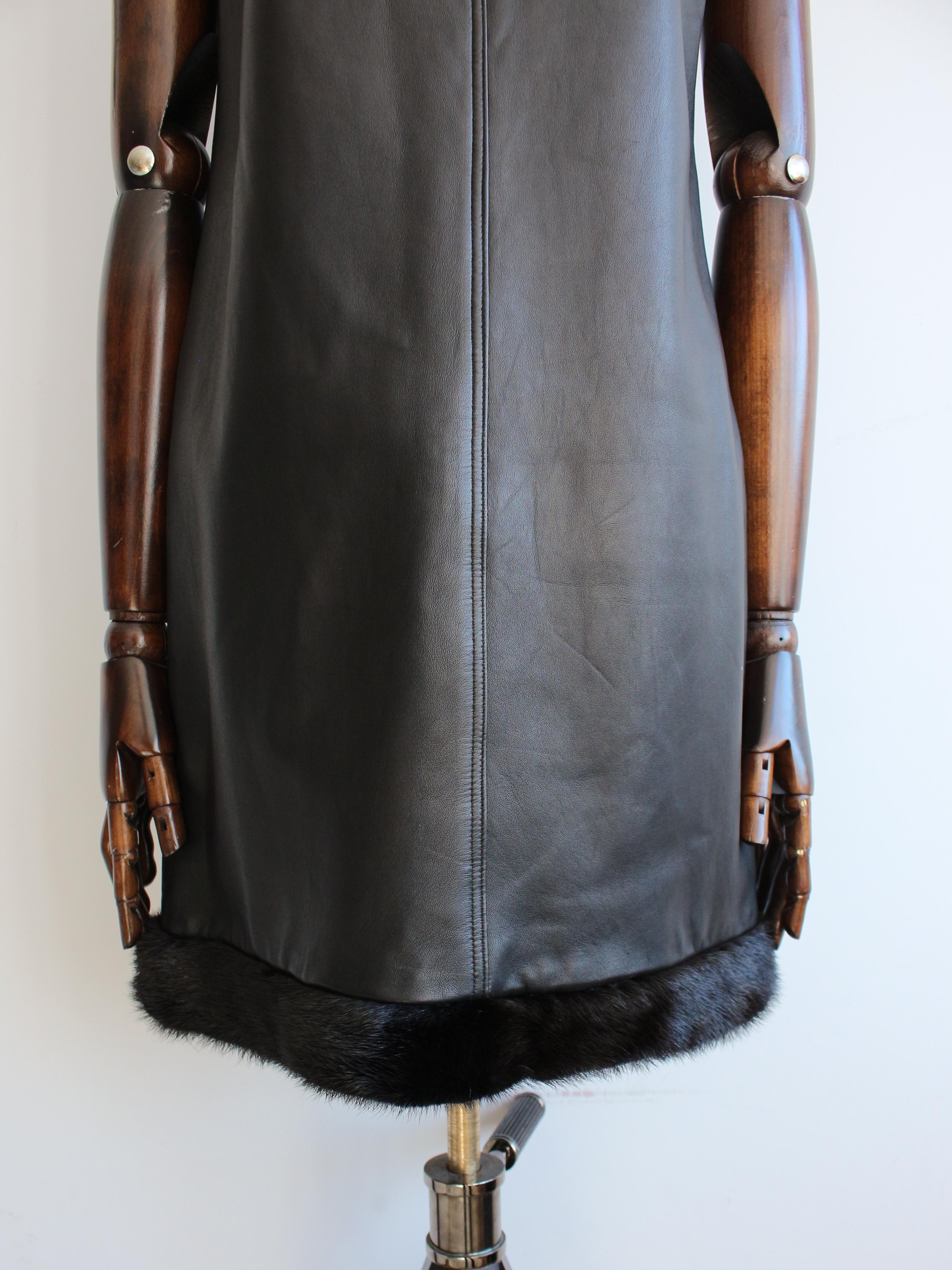 Gianni Versace Automne/Hiver 1997 Robe en cuir noir garnie de vison en vente 2