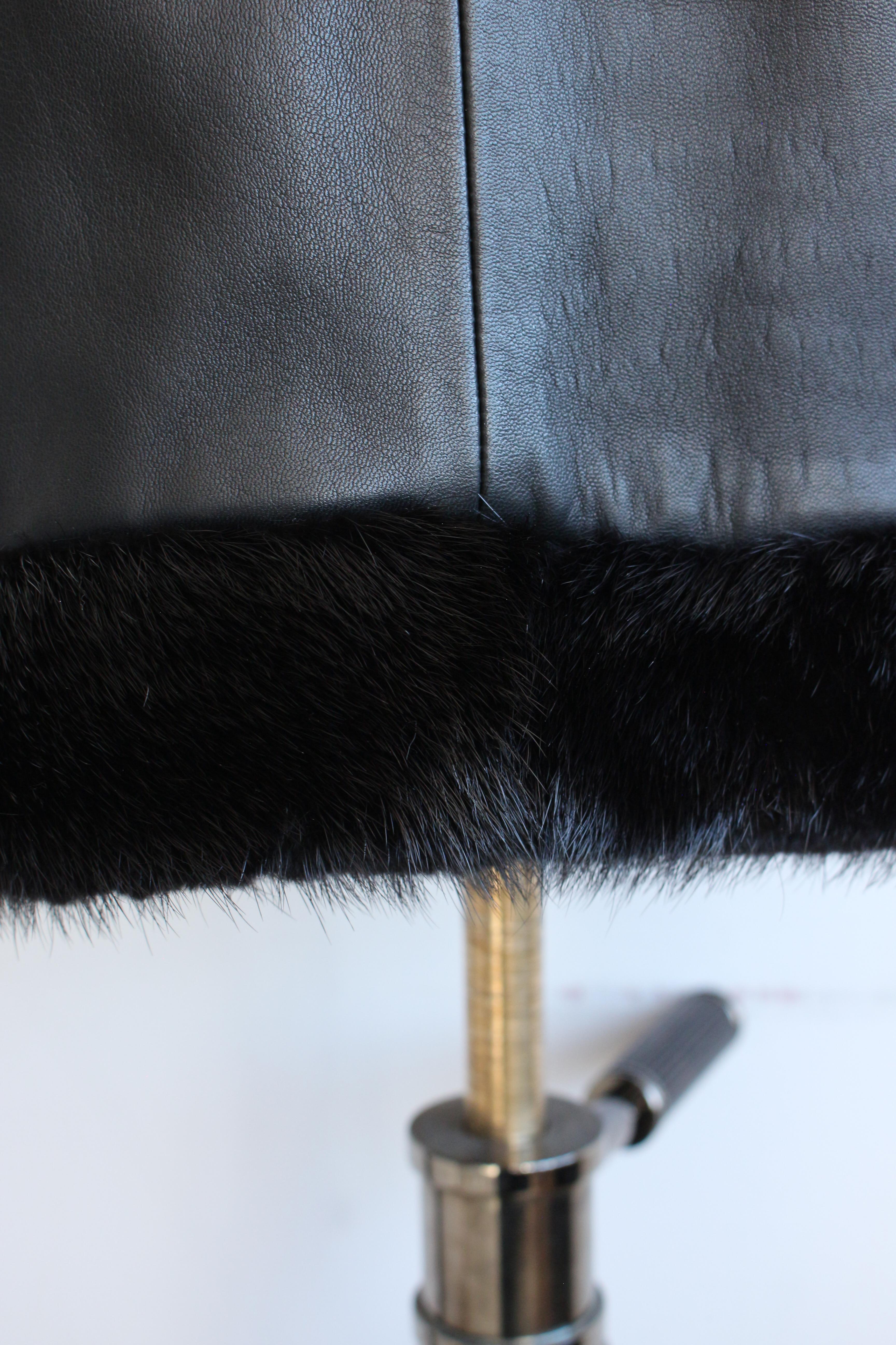Gianni Versace Automne/Hiver 1997 Robe en cuir noir garnie de vison en vente 3