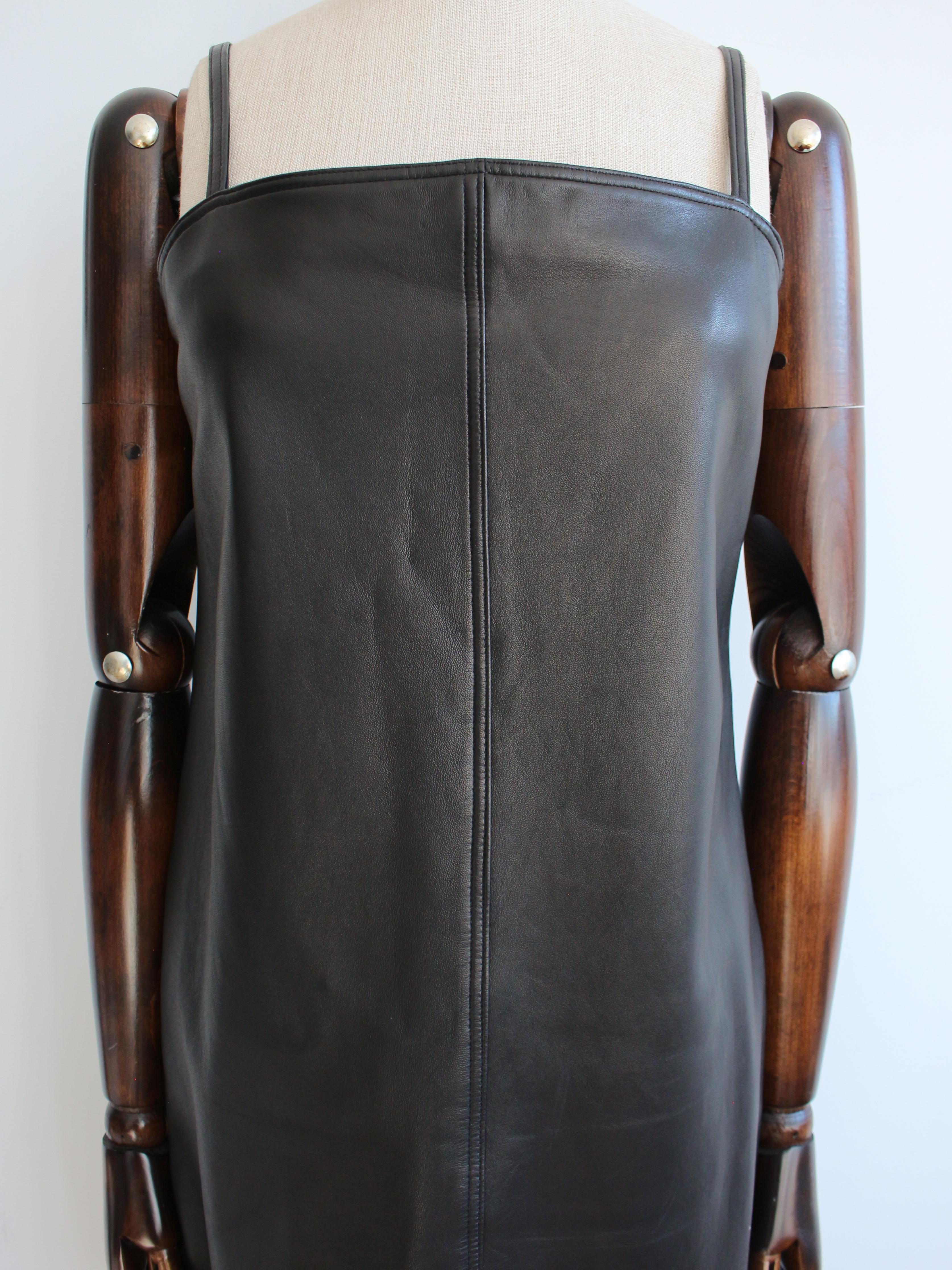 Gianni Versace Automne/Hiver 1997 Robe en cuir noir garnie de vison en vente 4