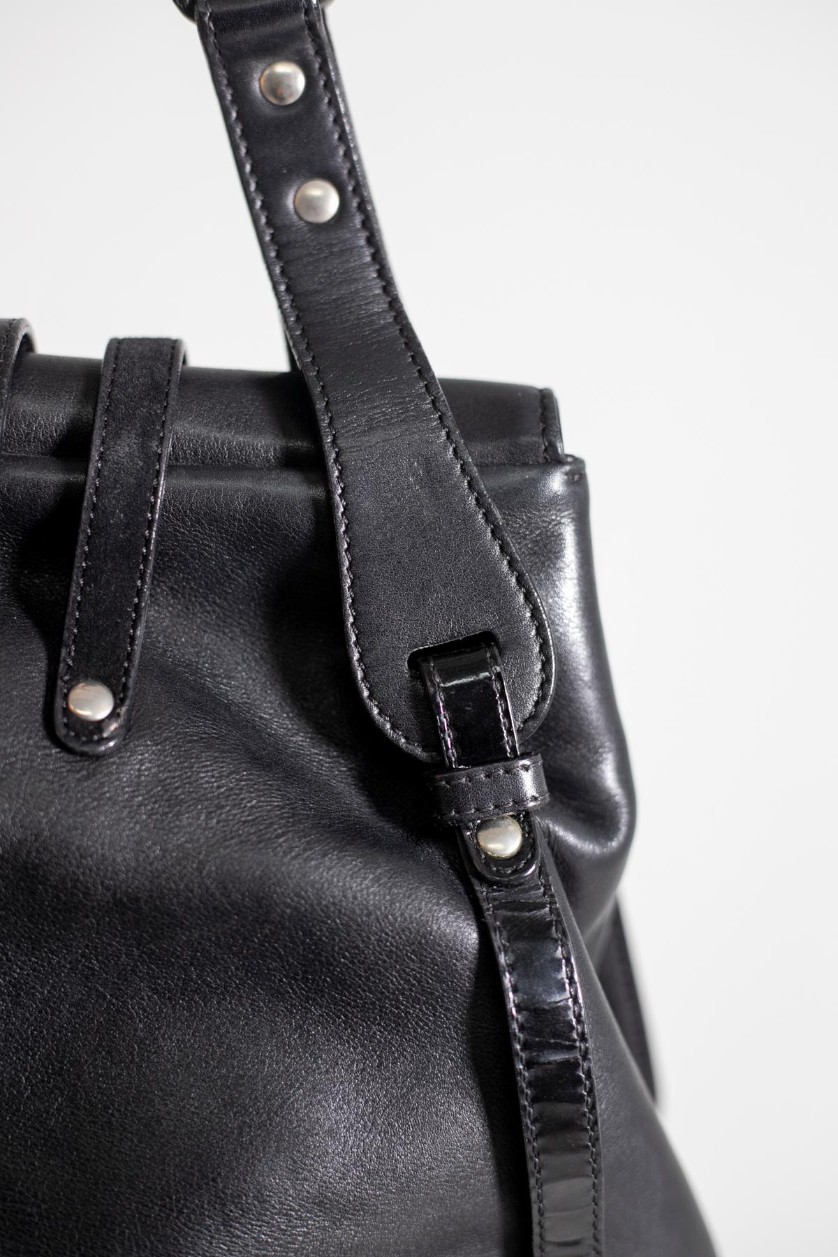 Gianni Versace Bolso de Piel Repujada Negro, Línea Bondage en venta 9