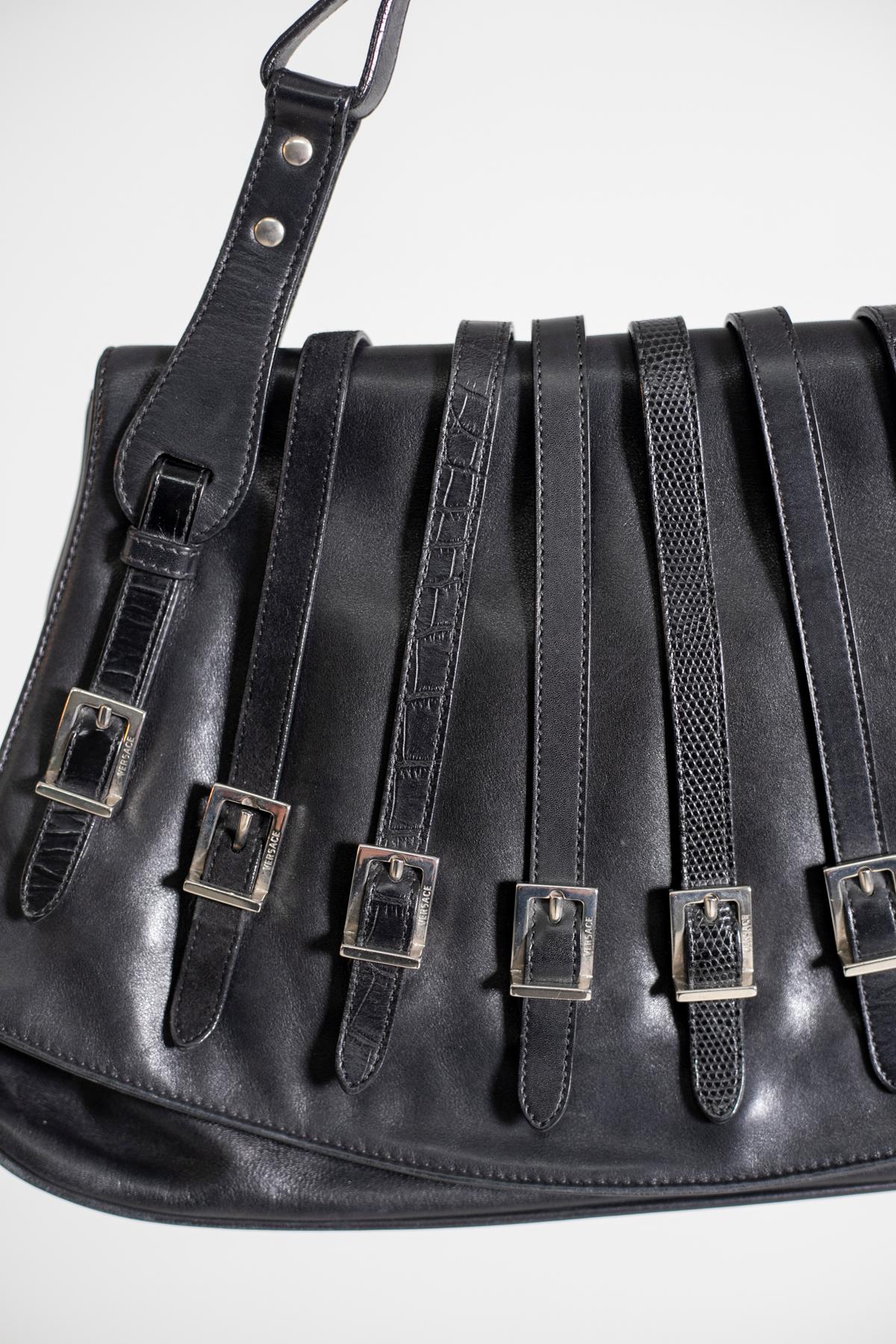 Gianni Versace Bolso de Piel Repujada Negro, Línea Bondage en venta 1