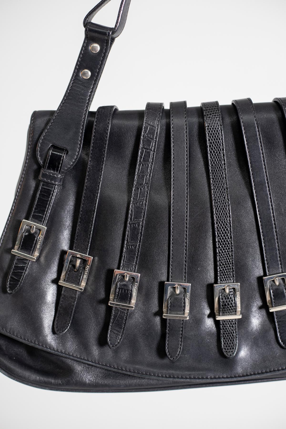 Sac en cuir gaufré noir Gianni Versace, Bondage Line Pour femmes en vente