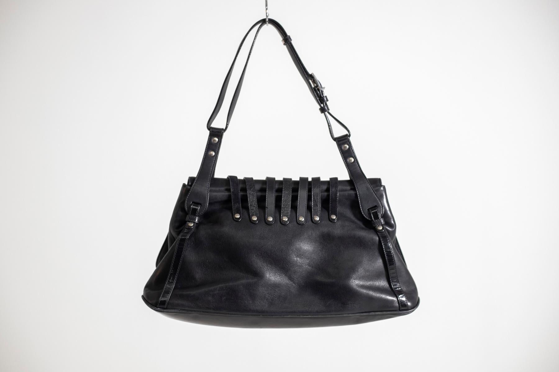 Sac en cuir gaufré noir Gianni Versace, Bondage Line en vente 3