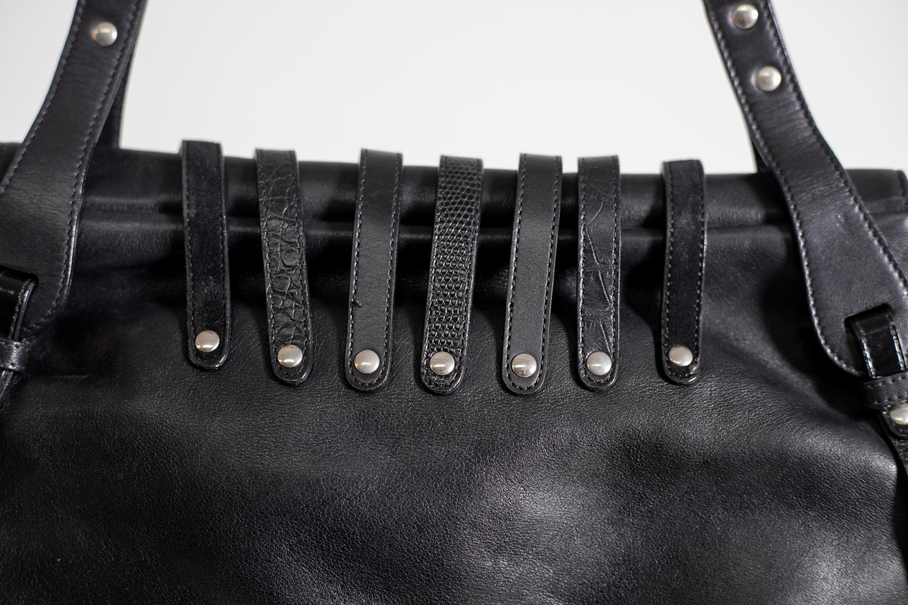 Gianni Versace Bolso de Piel Repujada Negro, Línea Bondage en venta 6