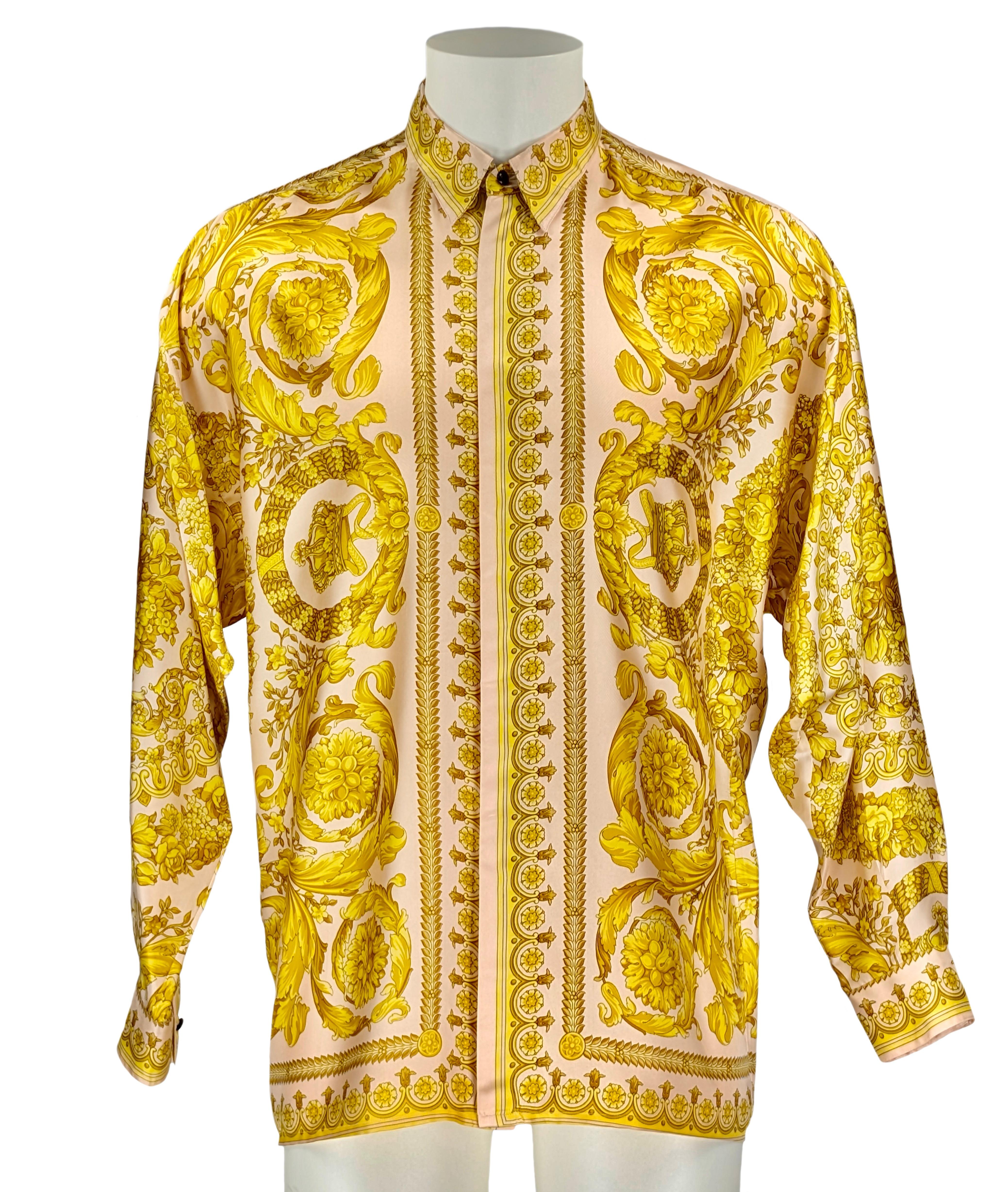 GIANNI VERSACE
Seidenhemd  BAROCCO gold und rosa F/W 1991
Hergestellt in Italien
Größe 46/S
Flache Maße:
Länge cm. 77
Oberweite cm. 63
Condit ausgezeichnet

Ab dem 16. Juli 2025 findet im Herzen Londons, nur wenige Schritte von der Tower Bridge