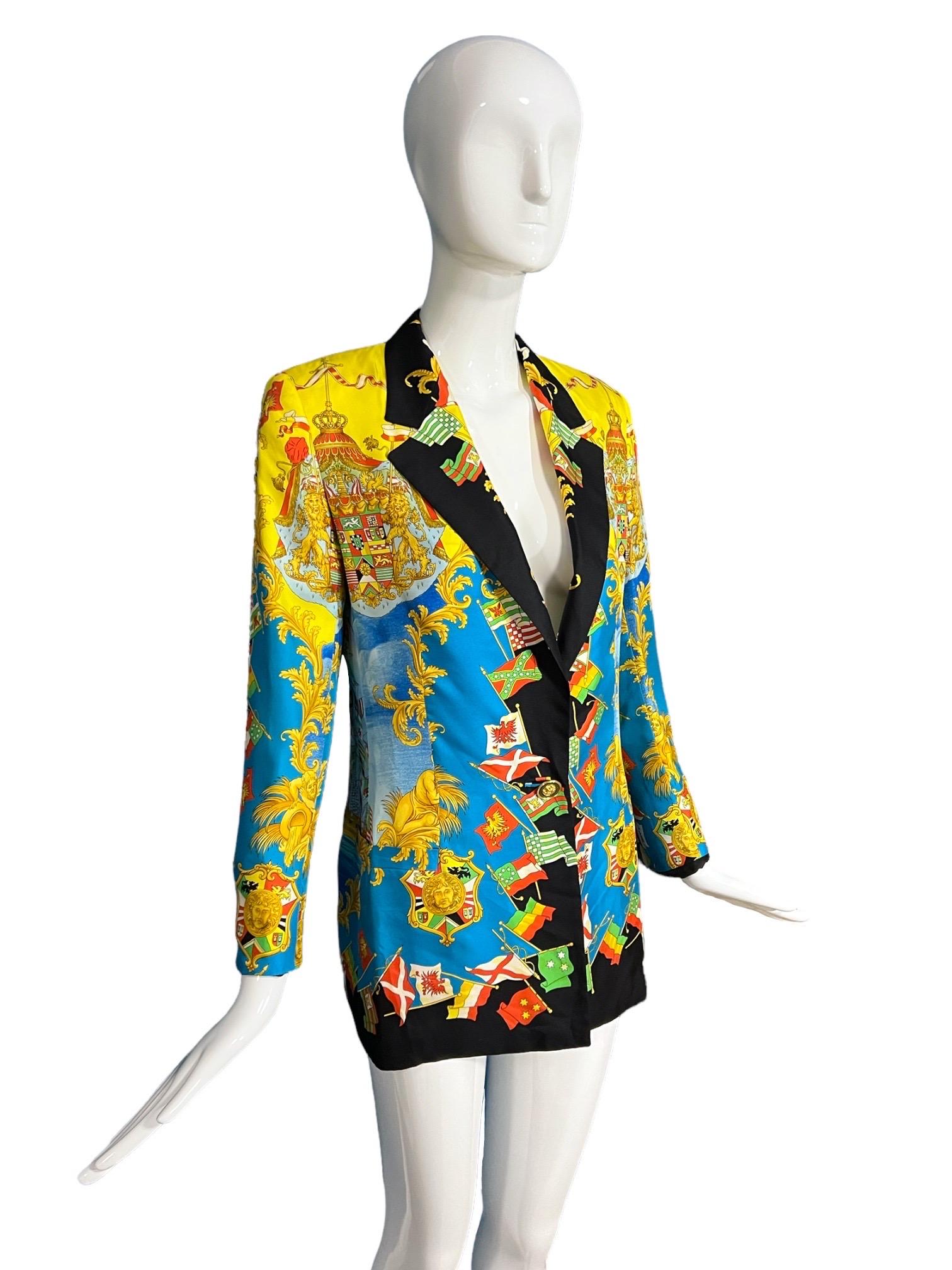 Bleu S/S 1993 - Gianni Versace - Blazer en soie avec drapeaux baroques - Collection Miami  en vente