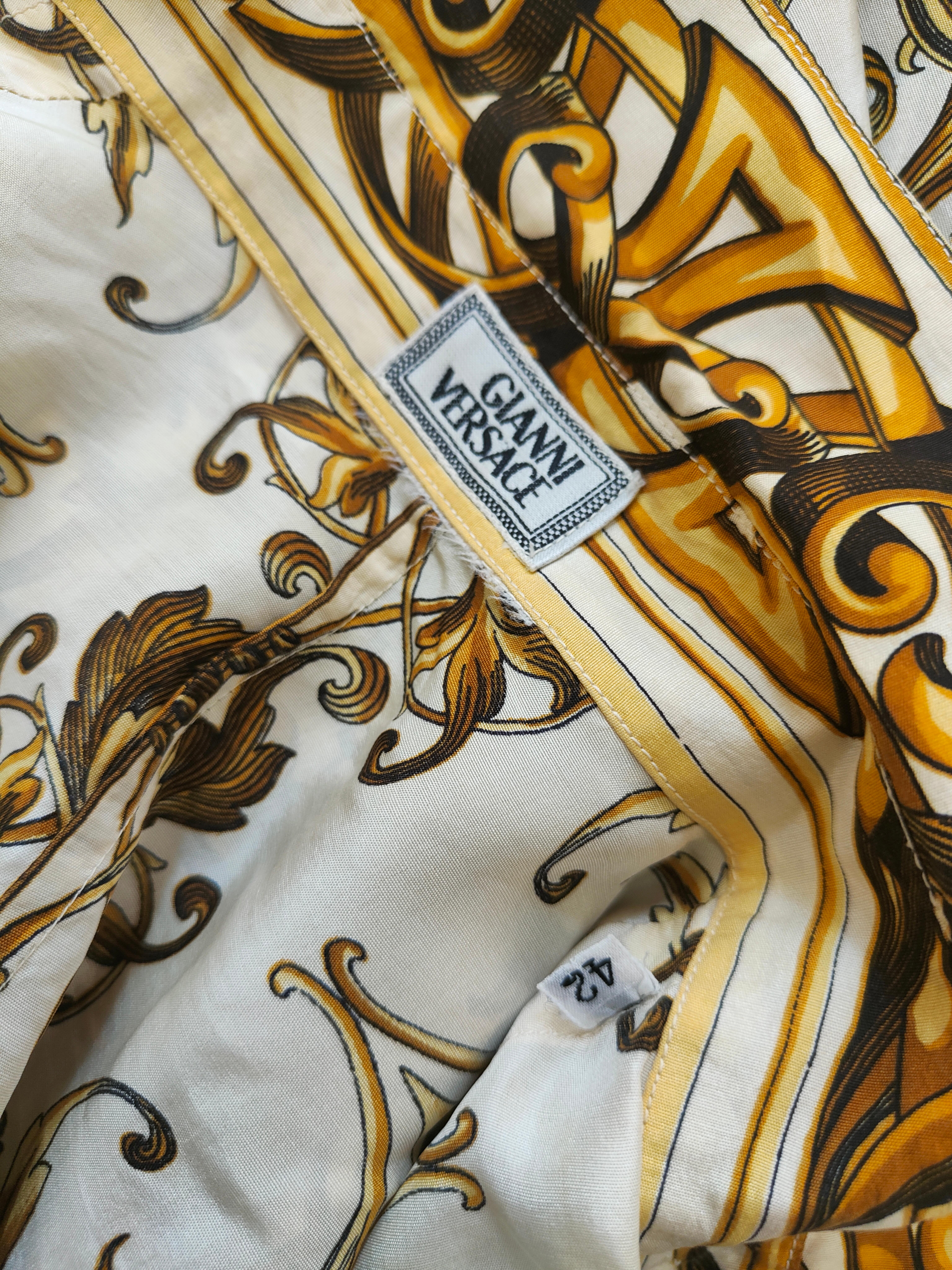 Chemise en soie baroque de Gianni Versace
Taille 42