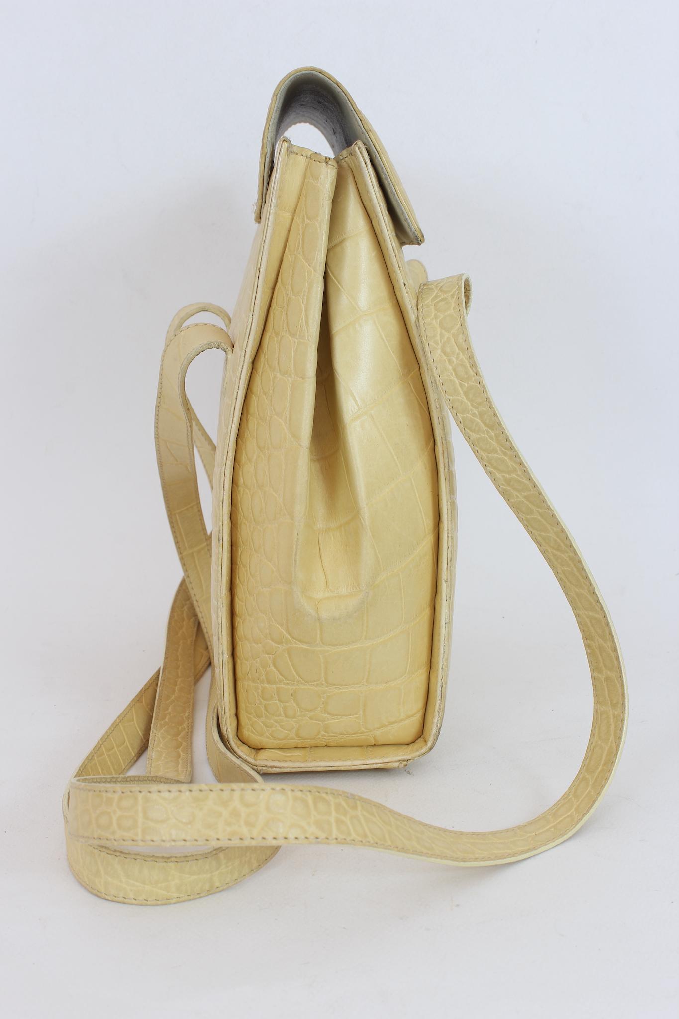 Gianni Versace Beige Leder Vintage Bucket Bag 1990s Damen im Angebot