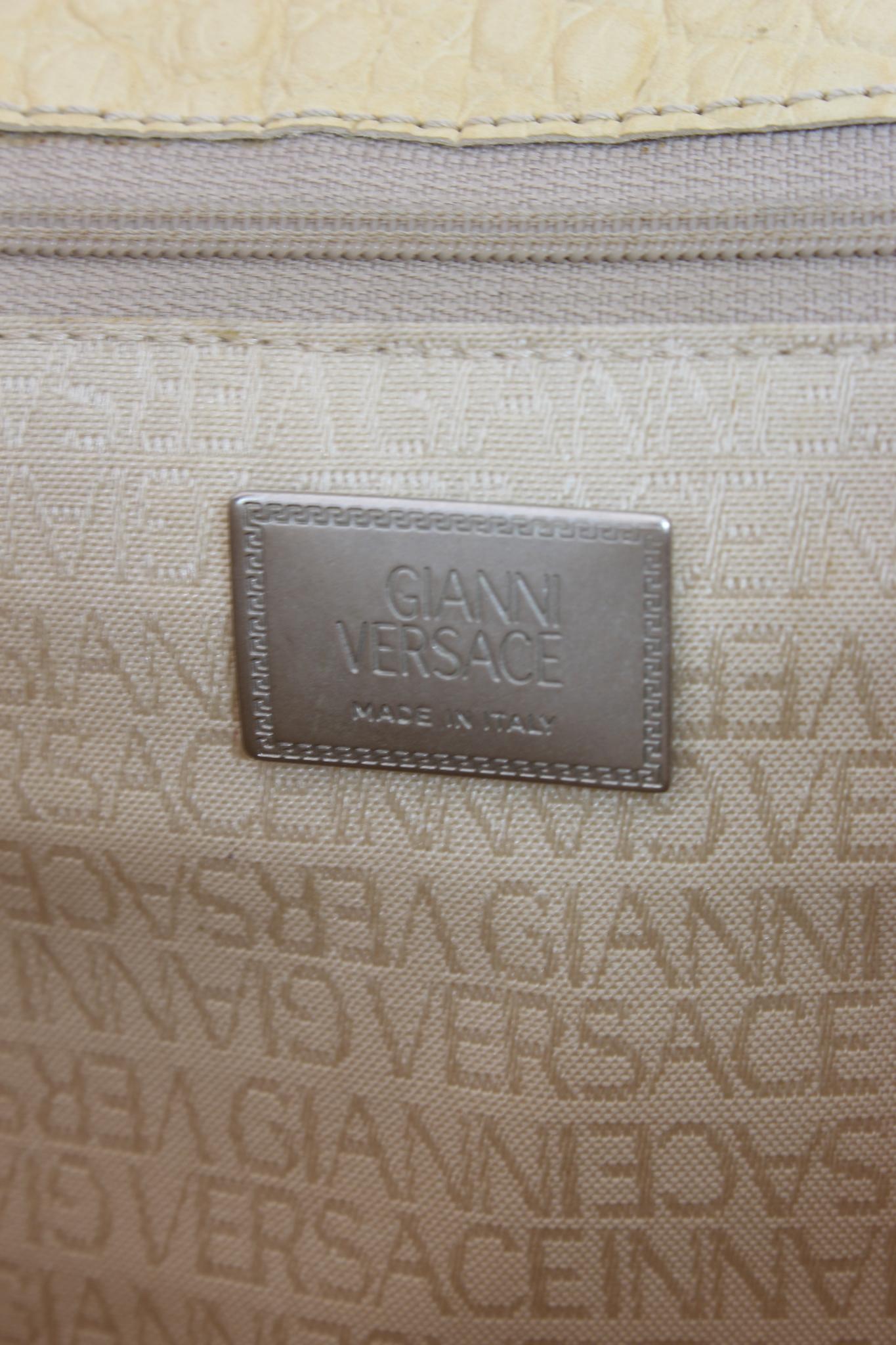Gianni Versace Beige Leder Vintage Bucket Bag 1990s im Angebot 3