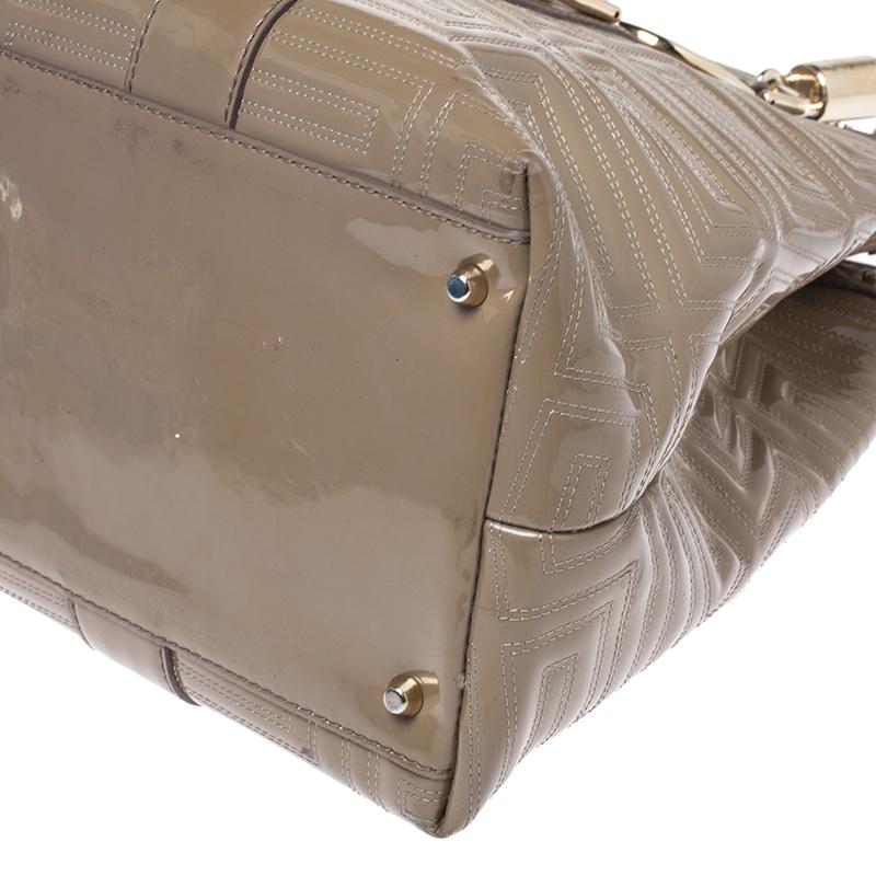 Gianni Versace Beige Patent Leather Snap Out Of It Tote In Good Condition In Dubai, Al Qouz 2